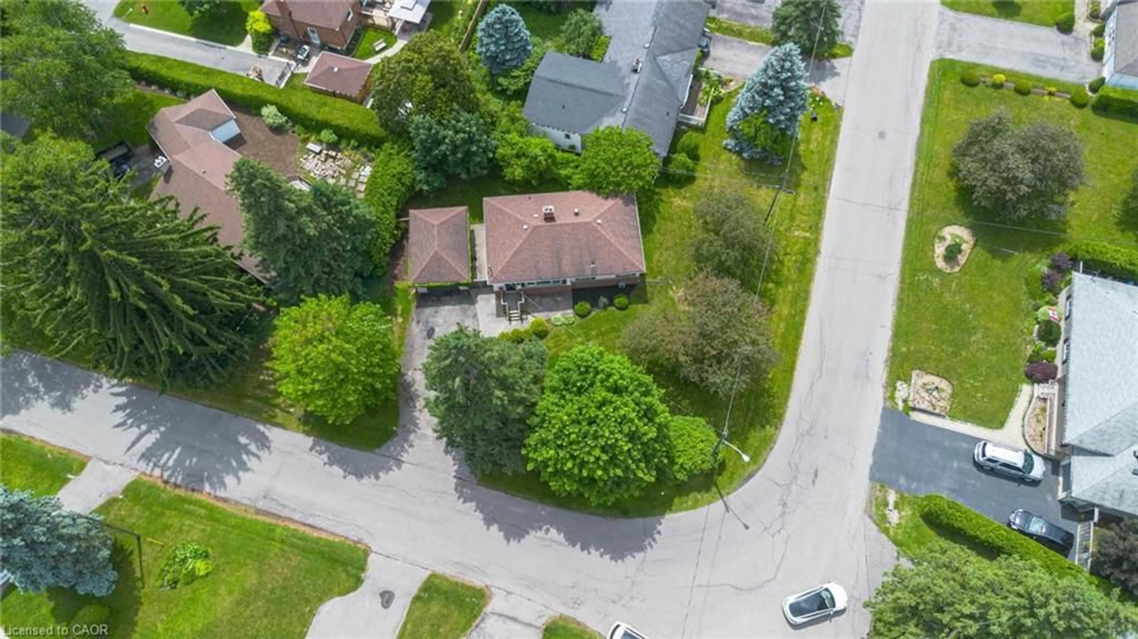A pic from outside/outdoor area/front of a property/back of a property/a pic from drone, street for 16 Carrington Crt, Ancaster Ontario L9G 1R1