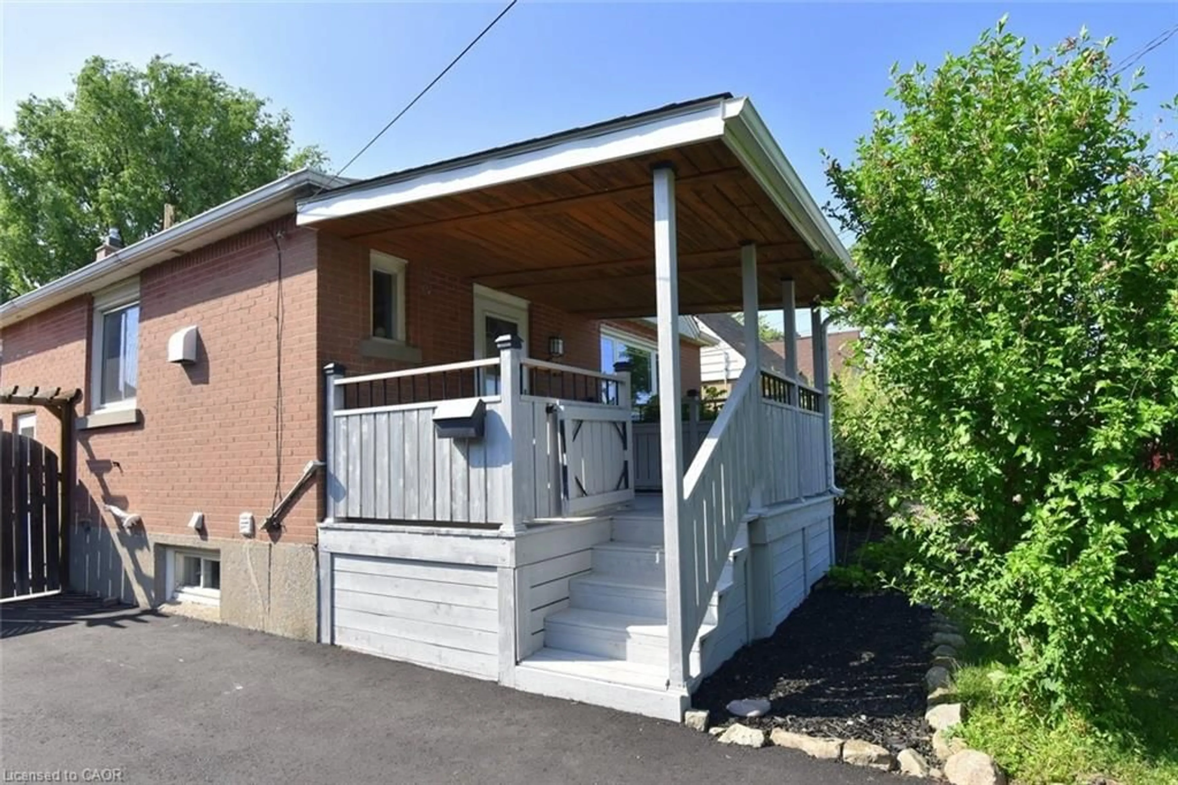 Patio, street for 282 East 38th St, Hamilton Ontario L8V 4G3