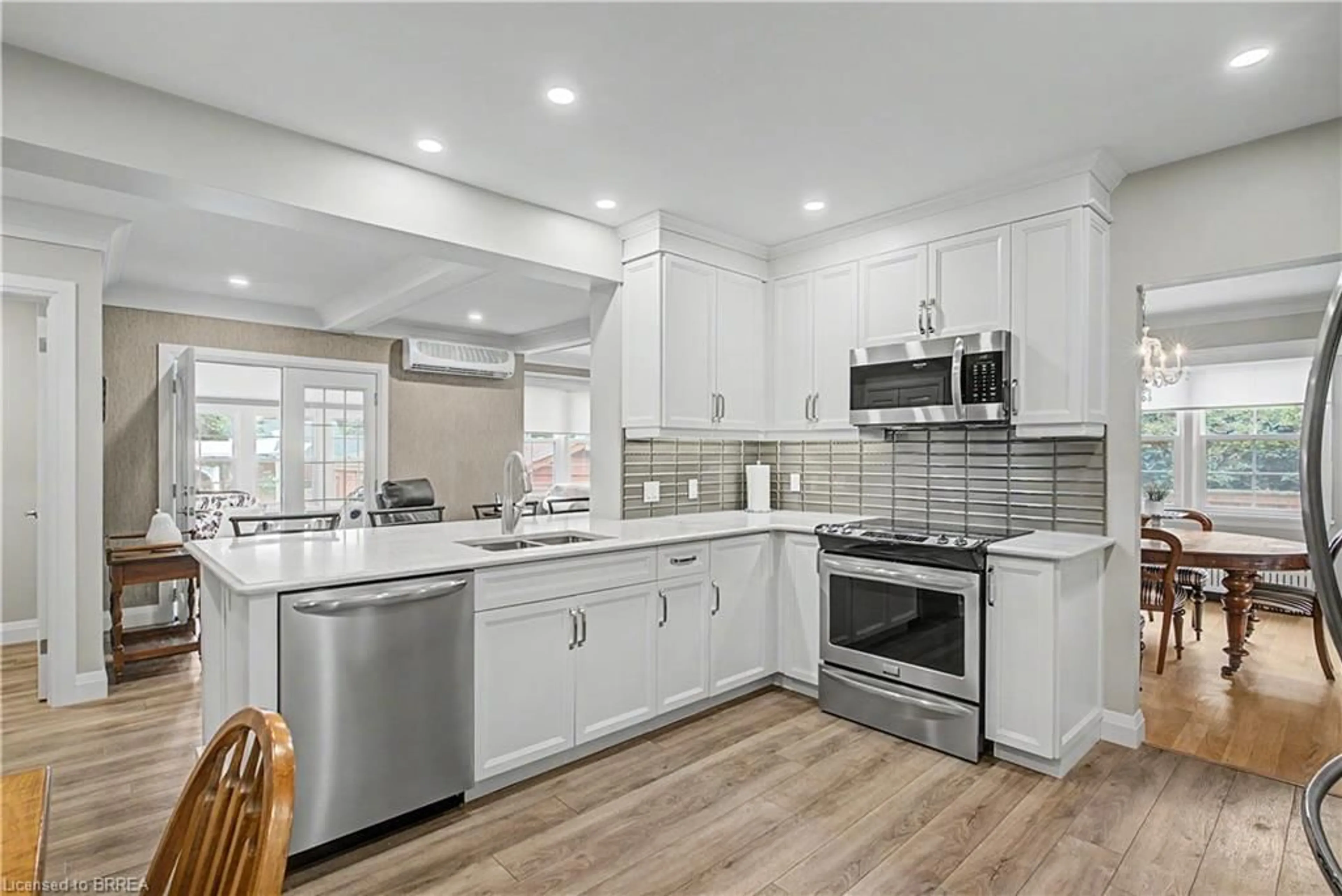 Open concept kitchen, ceramic/tile floor for 19 Springfield Dr, Brantford Ontario N3R 1N1