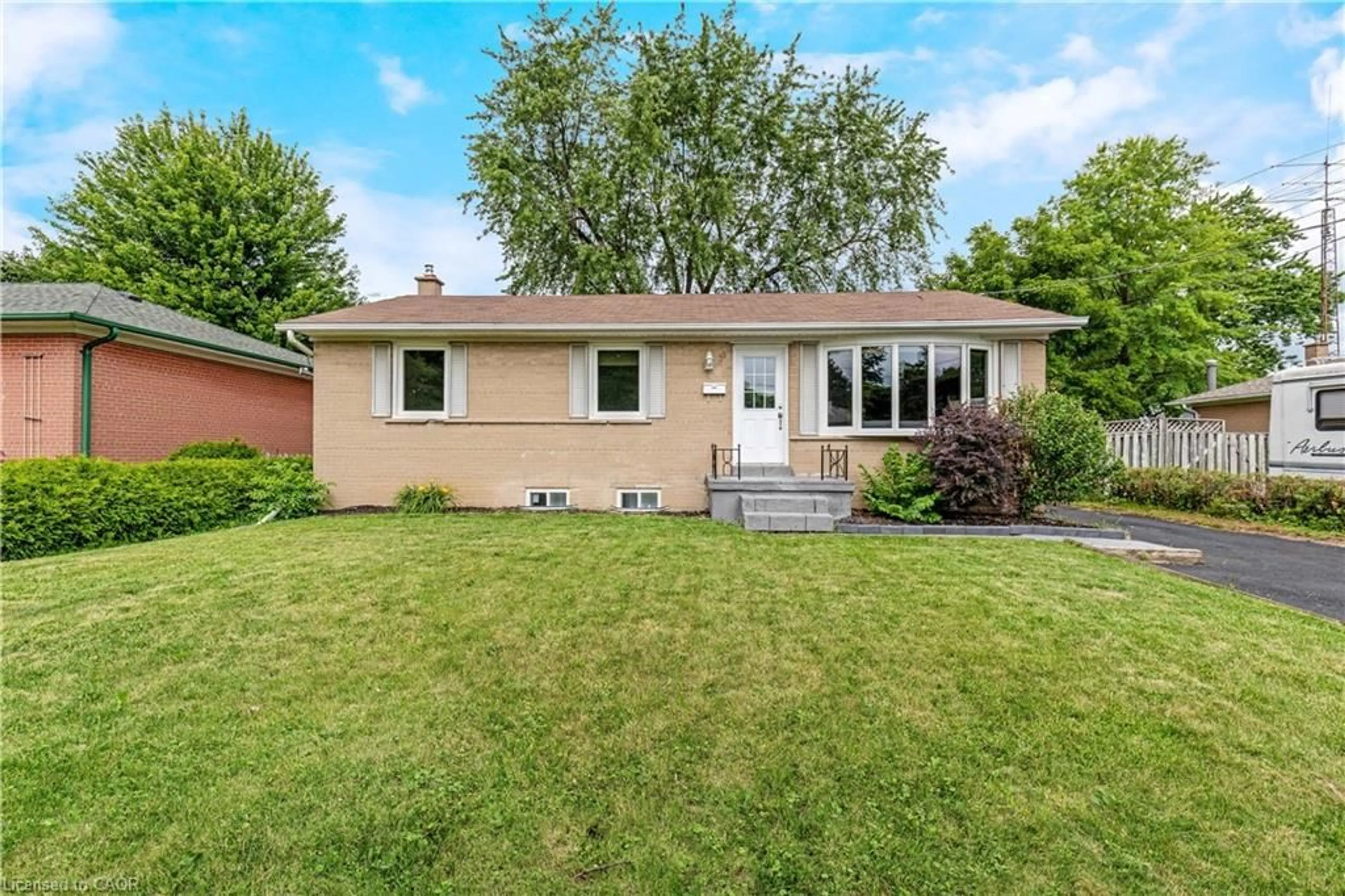 Home with vinyl exterior material, street for 39 Mcgilvray Cres, Georgetown Ontario L7G 1L7