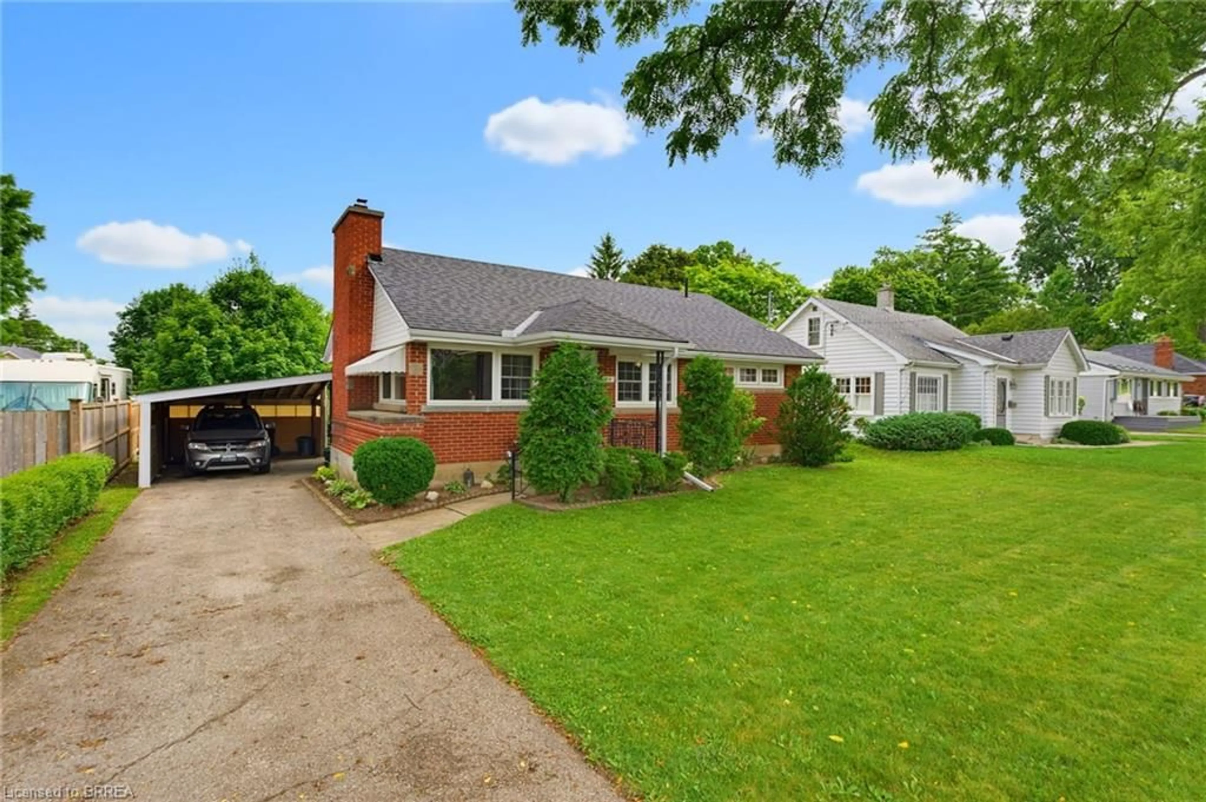 A pic from outside/outdoor area/front of a property/back of a property/a pic from drone, street for 84 Dundas St, Paris Ontario N3L 1G5