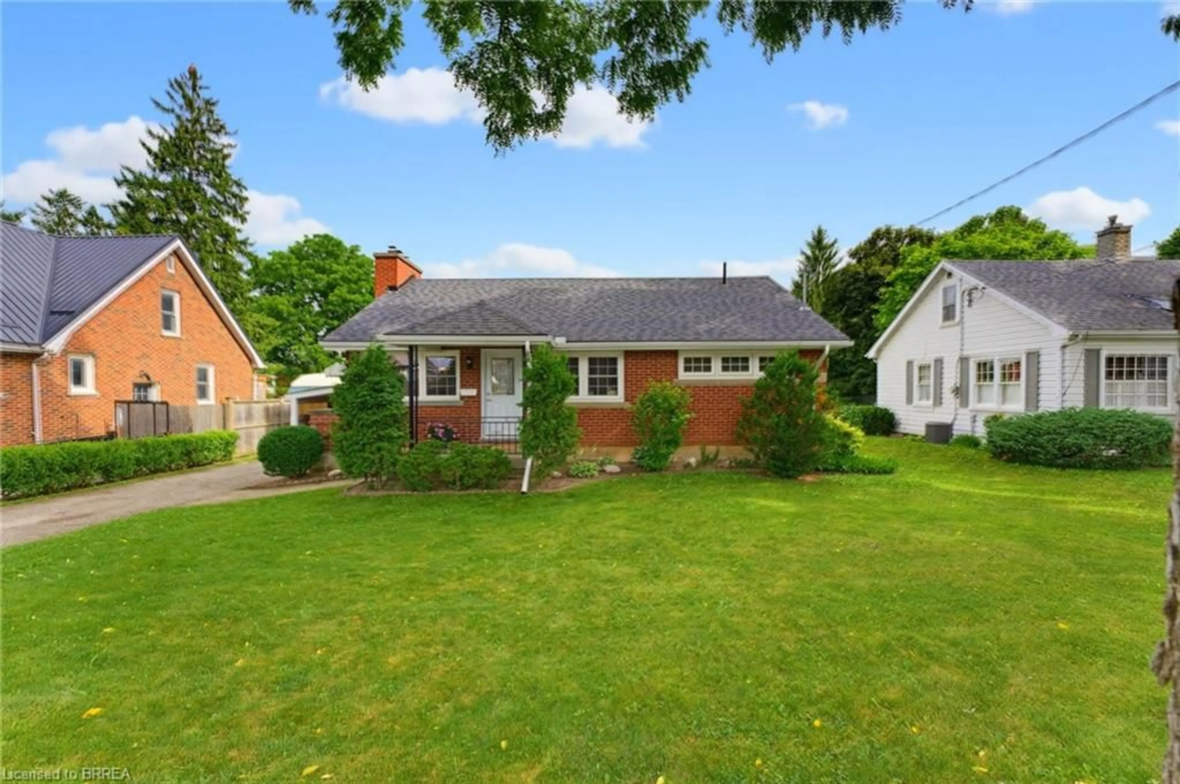A pic from outside/outdoor area/front of a property/back of a property/a pic from drone, street for 84 Dundas St, Paris Ontario N3L 1G5