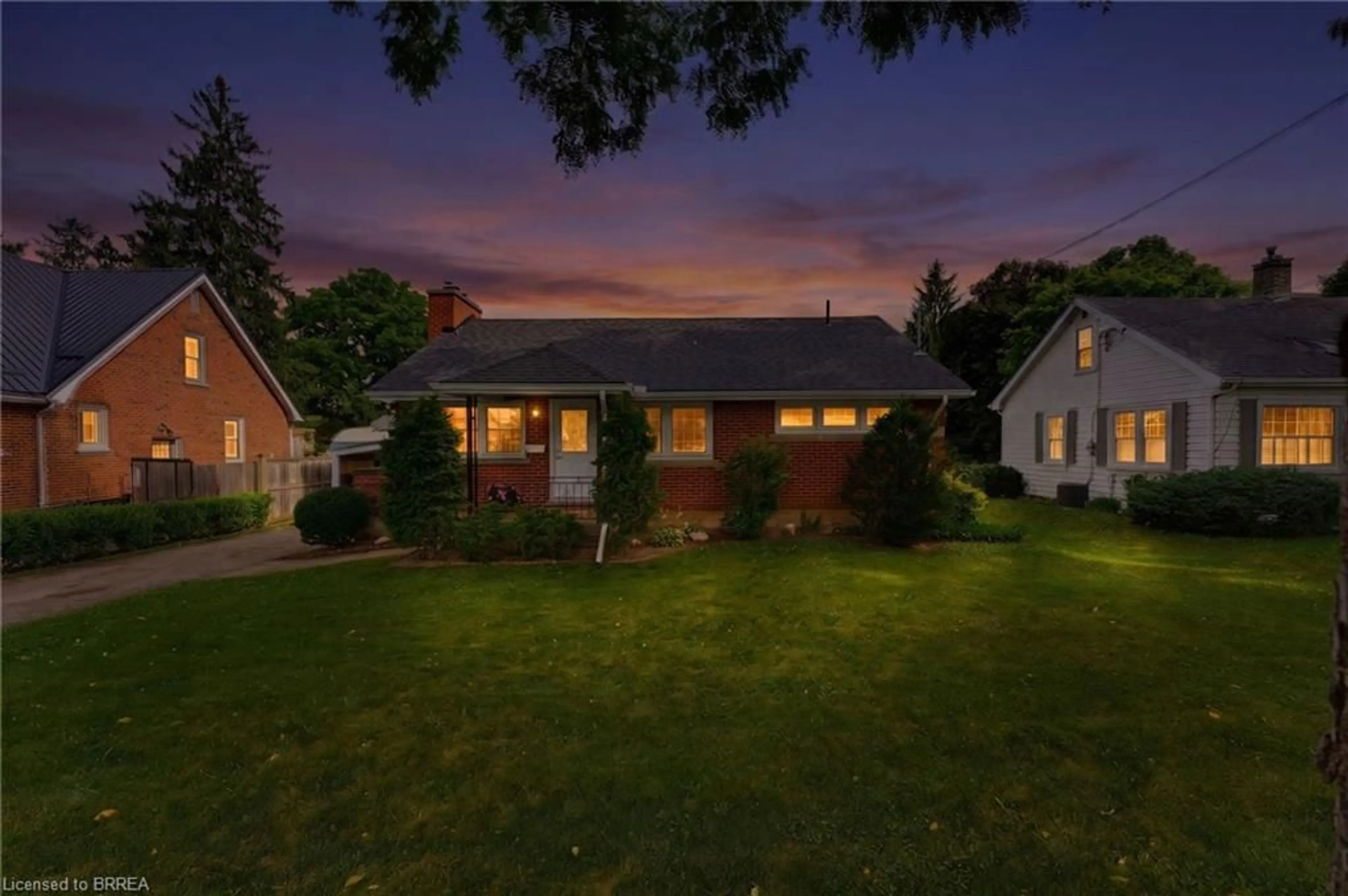 A pic from outside/outdoor area/front of a property/back of a property/a pic from drone, street for 84 Dundas St, Paris Ontario N3L 1G5