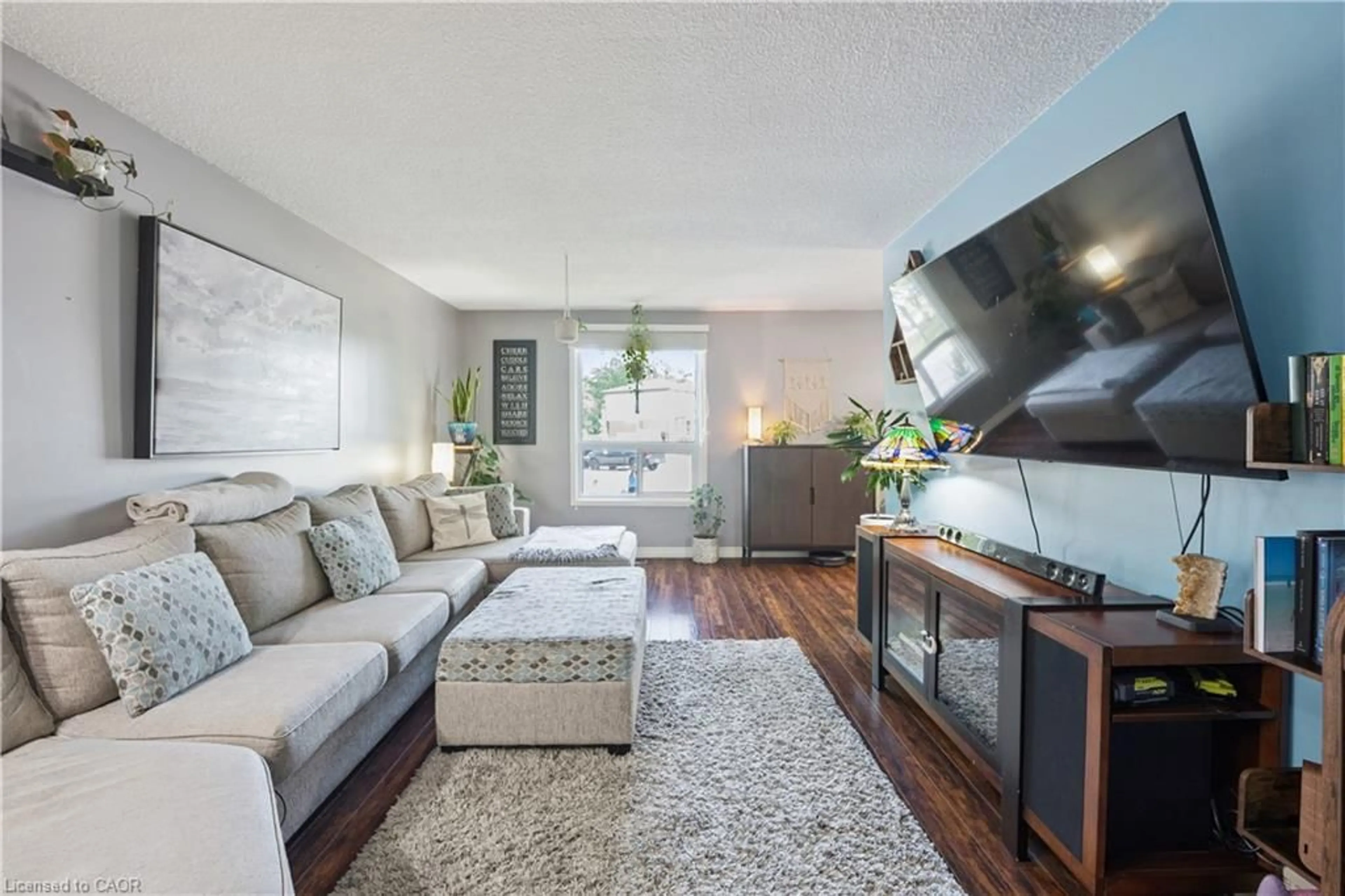 Living room with furniture, wood/laminate floor for 45 Hopewell Cres, Stoney Creek Ontario L8J 1P3