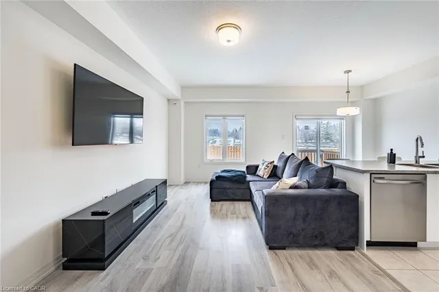 37 George Brier Dr, Paris 5