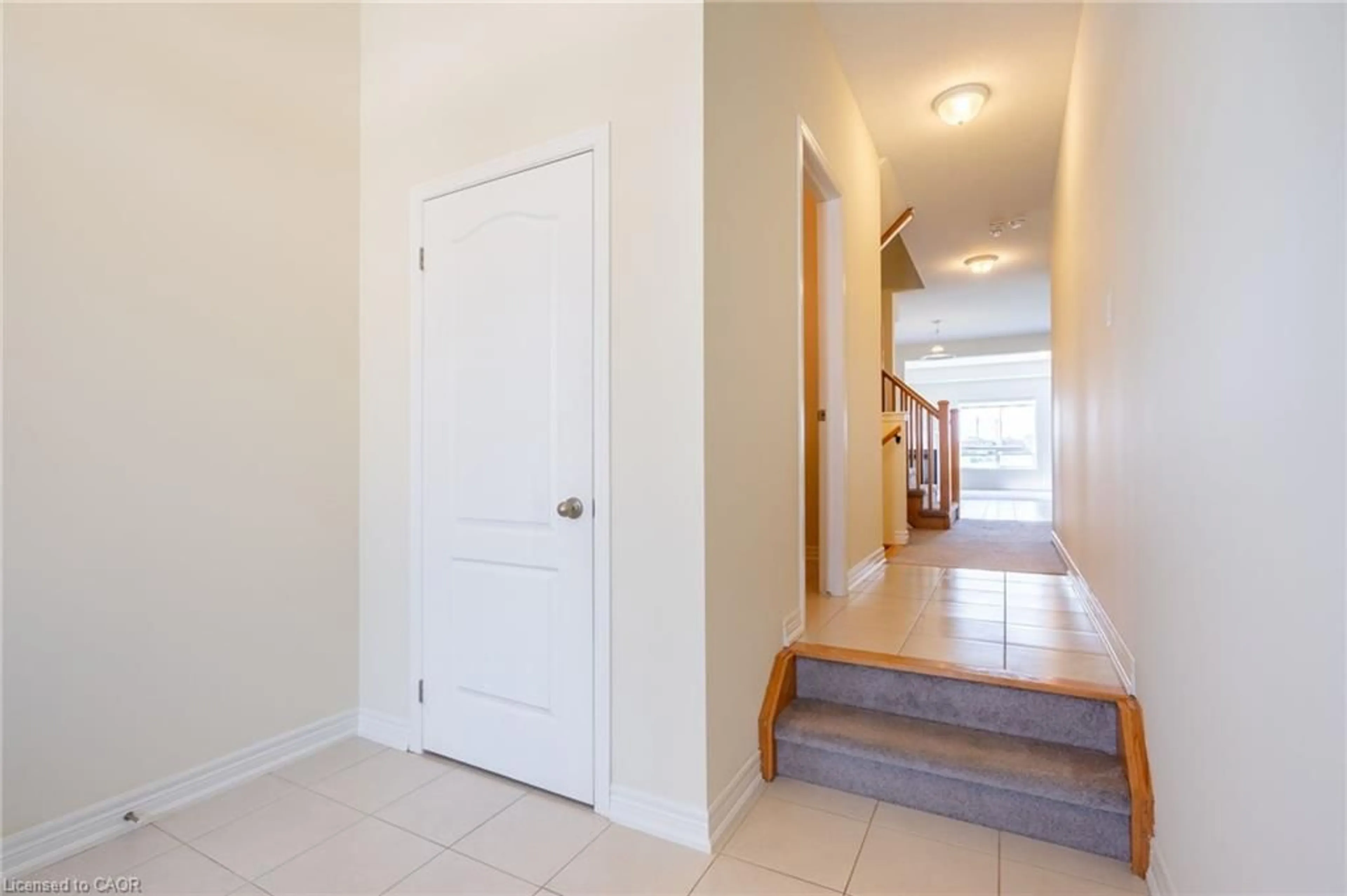 Indoor entryway for 175 Lormont Blvd, Stoney Creek Ontario L8J 0K1