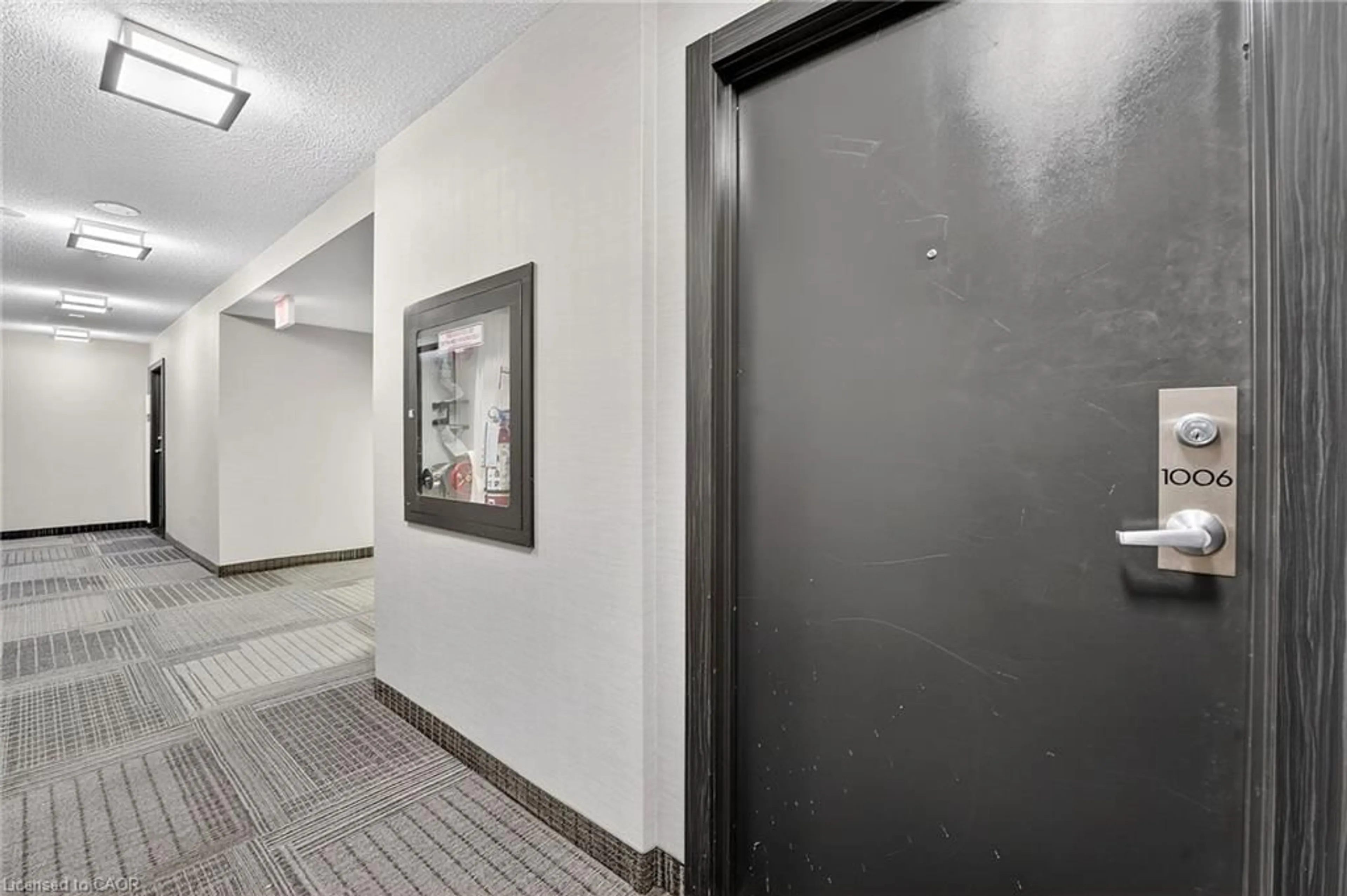 Indoor foyer for 1940 Ironstone Dr #1006, Burlington Ontario L7L 0E4