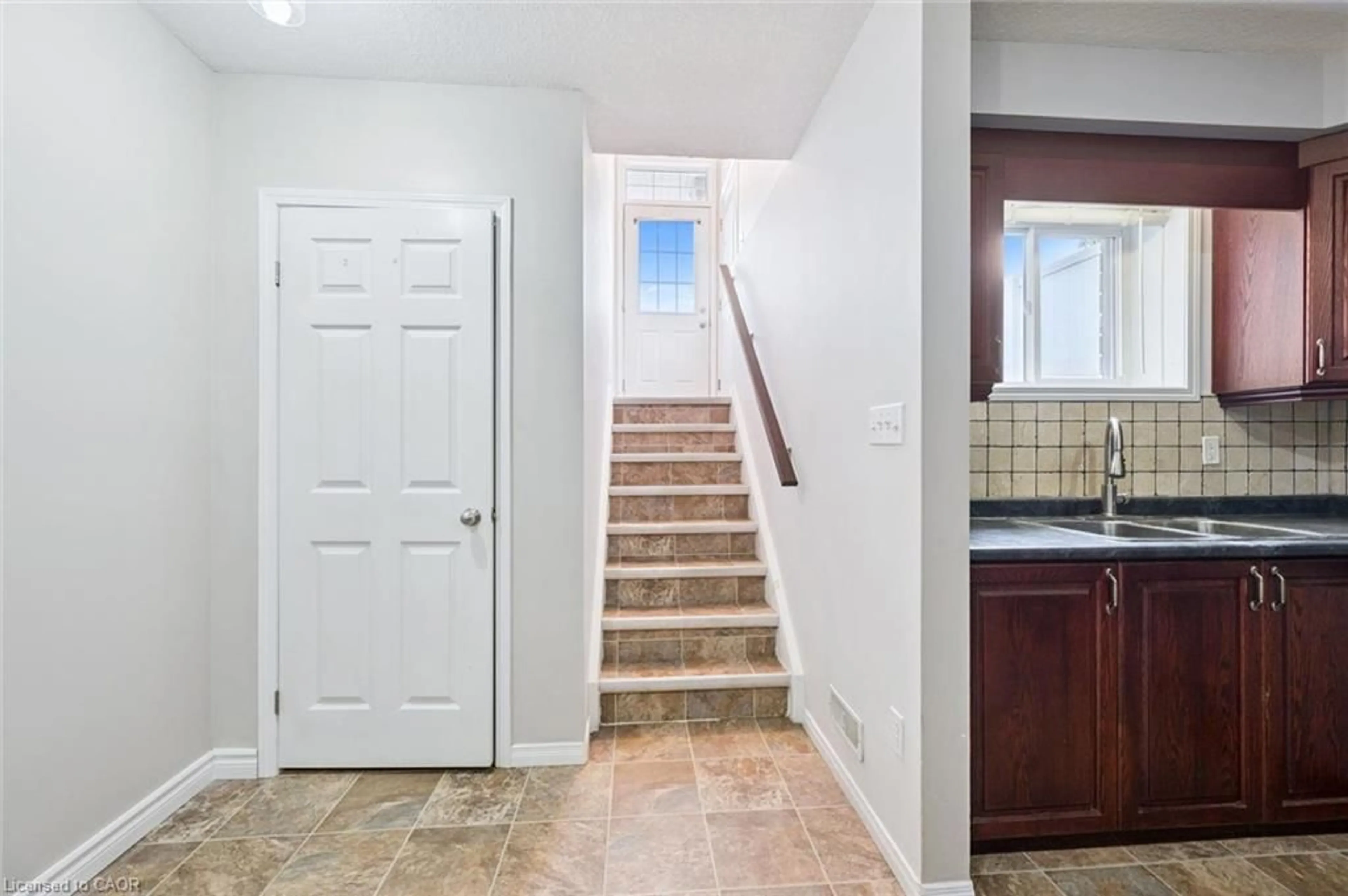 Indoor entryway for 240 Westmeadow Dr #5A, Kitchener Ontario N2N 0A1