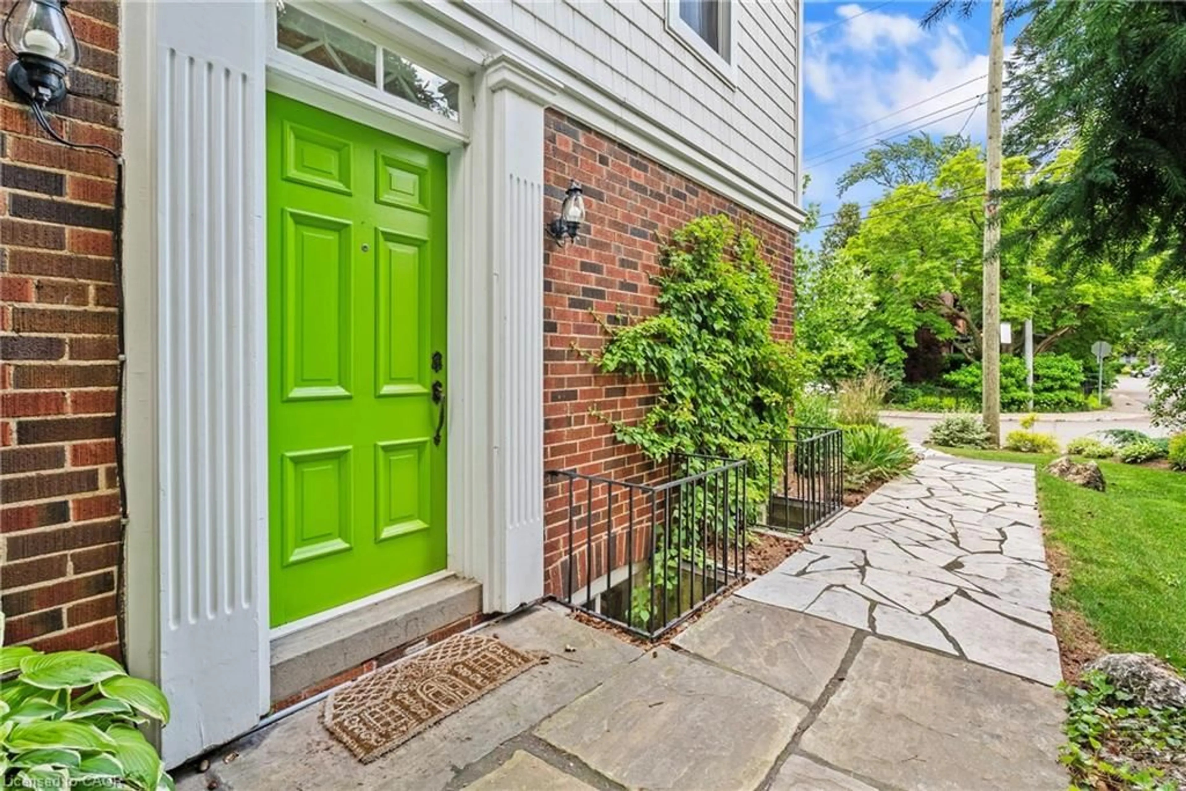 Indoor entryway for 88 Rothsay Ave, Hamilton Ontario L8M 3G1