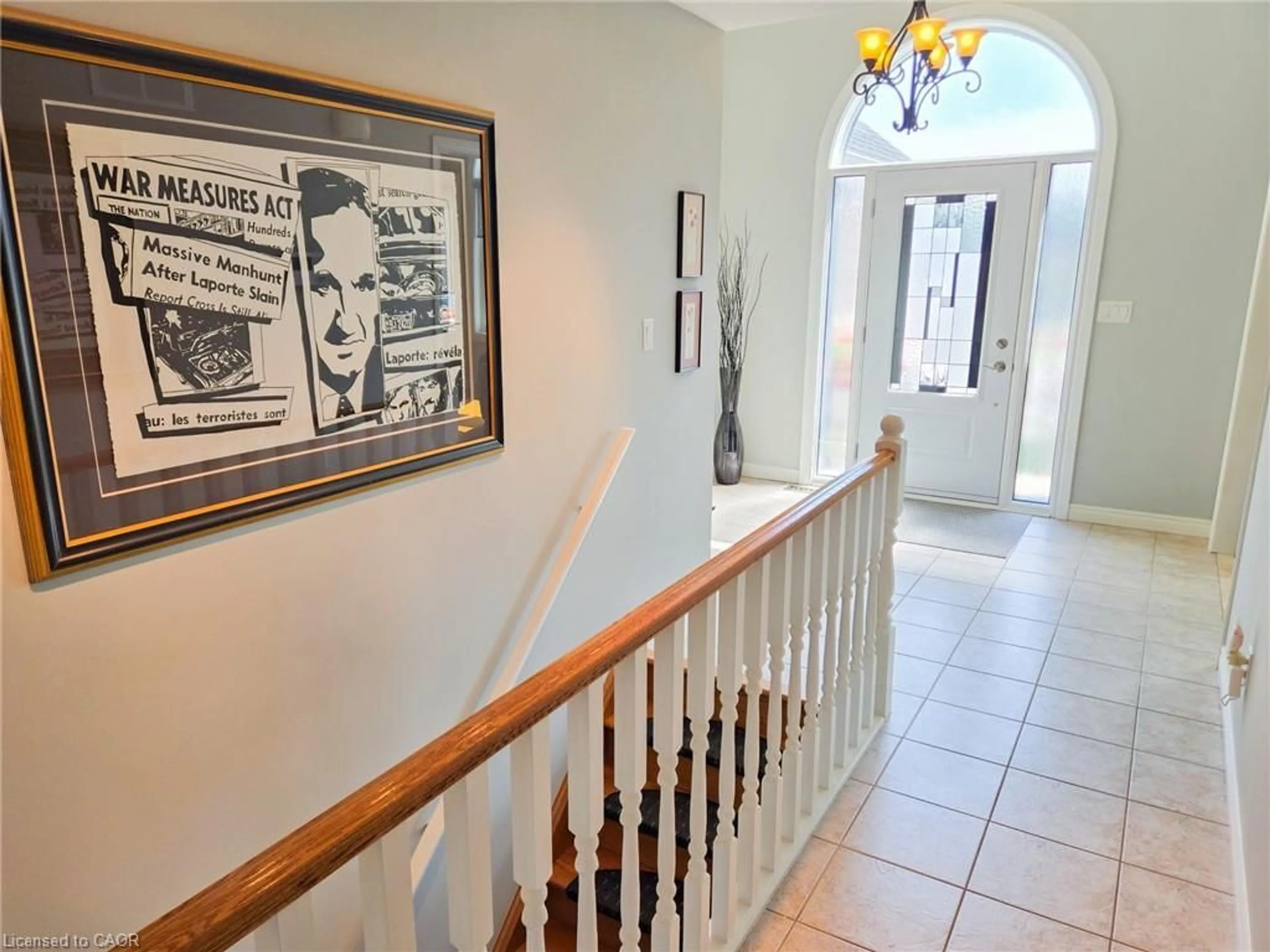 Indoor foyer for 446 Queen St, Simcoe Ontario N3Y 5N1