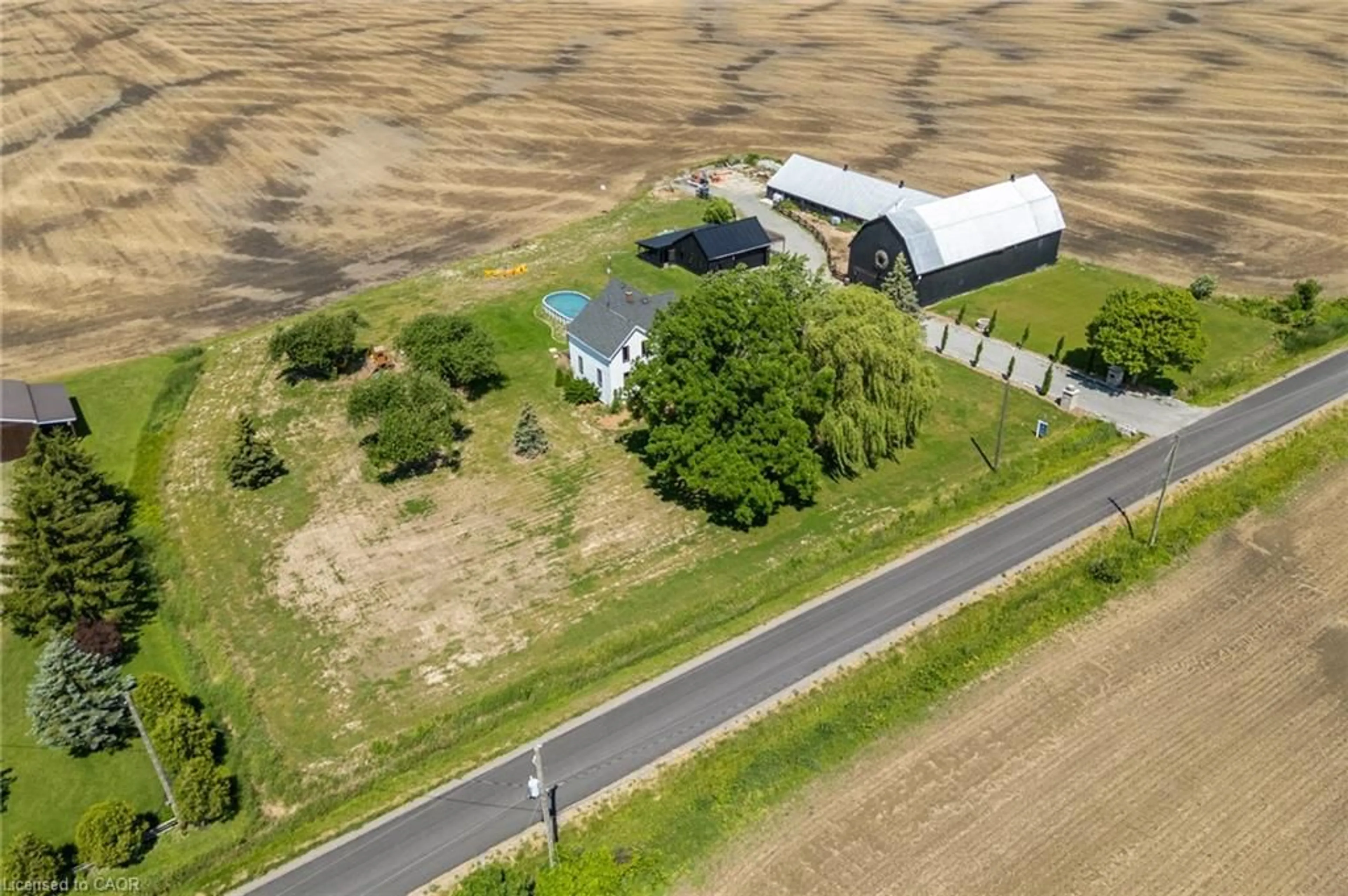 A pic from outside/outdoor area/front of a property/back of a property/a pic from drone, building for 110 Cream St, Fenwick Ontario L0S 1C0