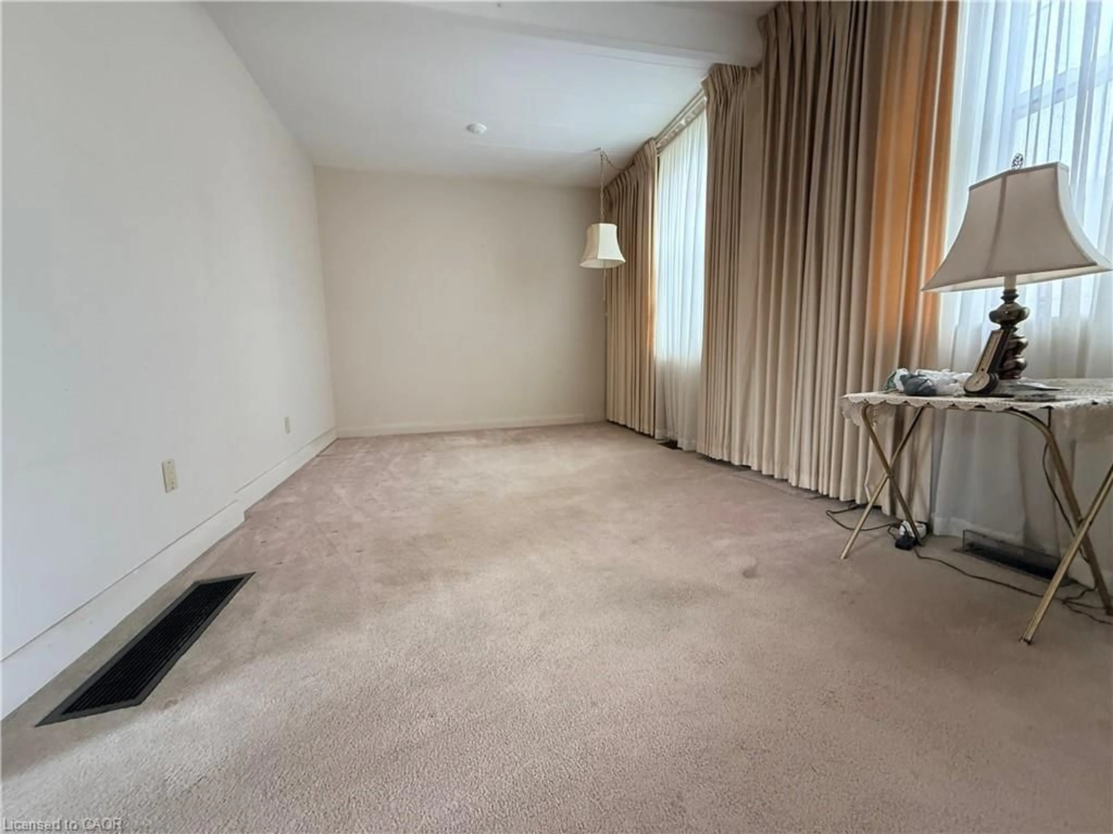 A pic of a room for 358 Barton St, Hamilton Ontario L8L 2X9