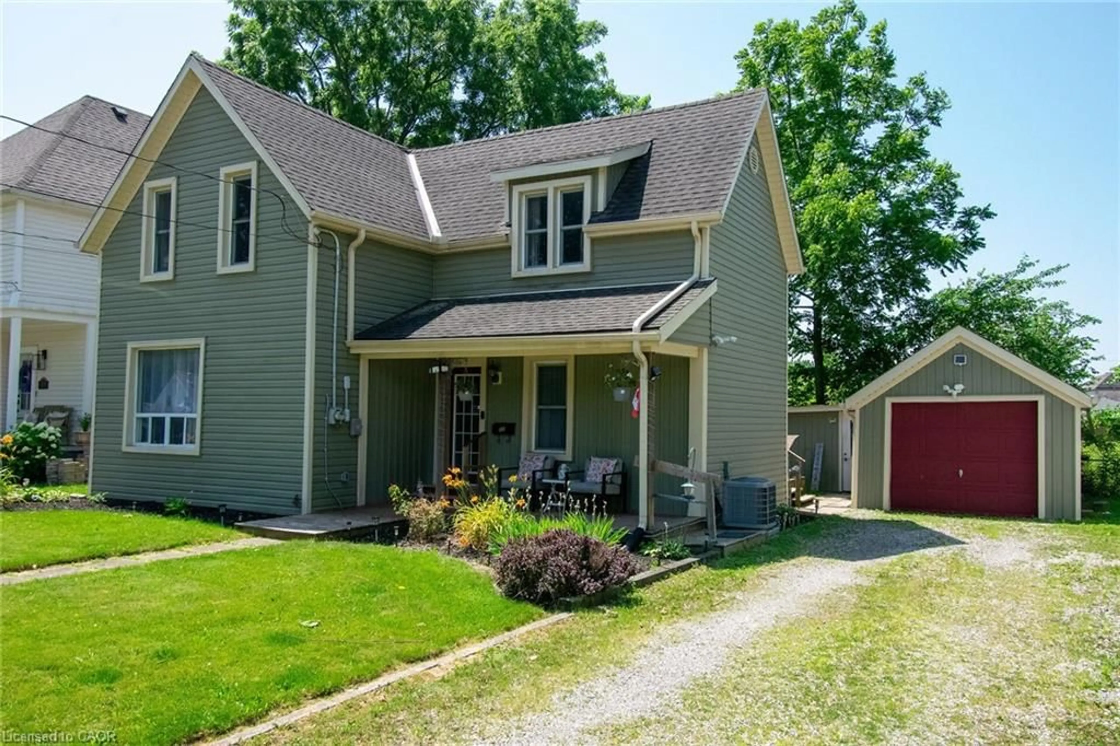 Home with vinyl exterior material, street for 120 Cross St, Dunnville Ontario N1A 1B6