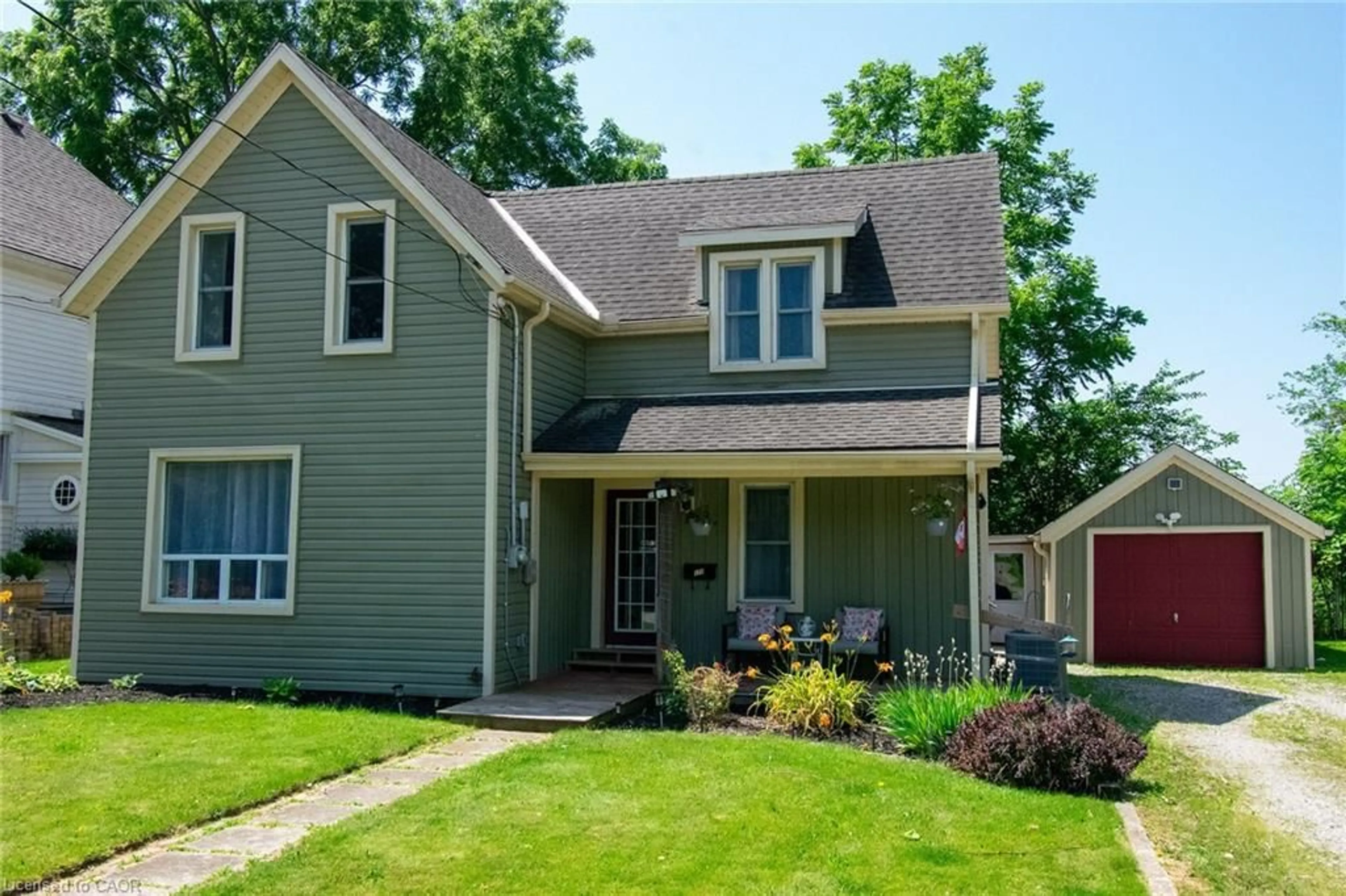 Home with vinyl exterior material, street for 120 Cross St, Dunnville Ontario N1A 1B6