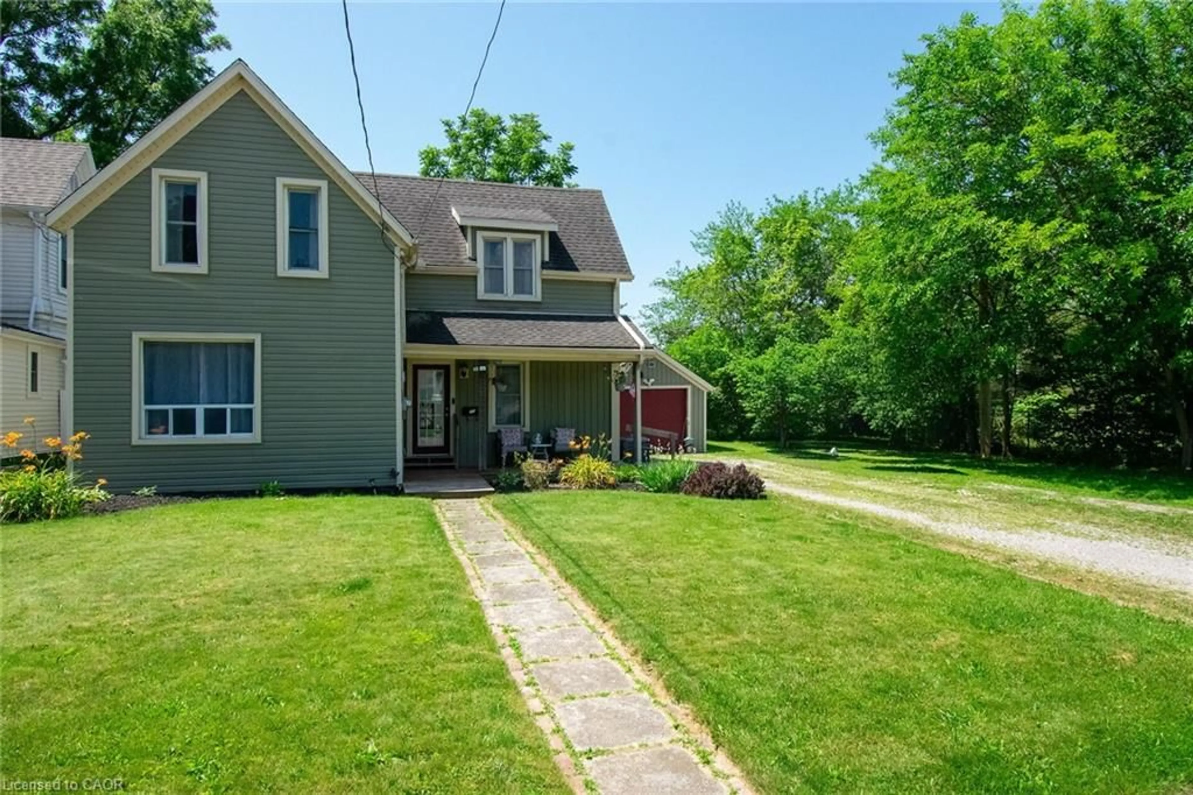 A pic from outside/outdoor area/front of a property/back of a property/a pic from drone, street for 120 Cross St, Dunnville Ontario N1A 1B6