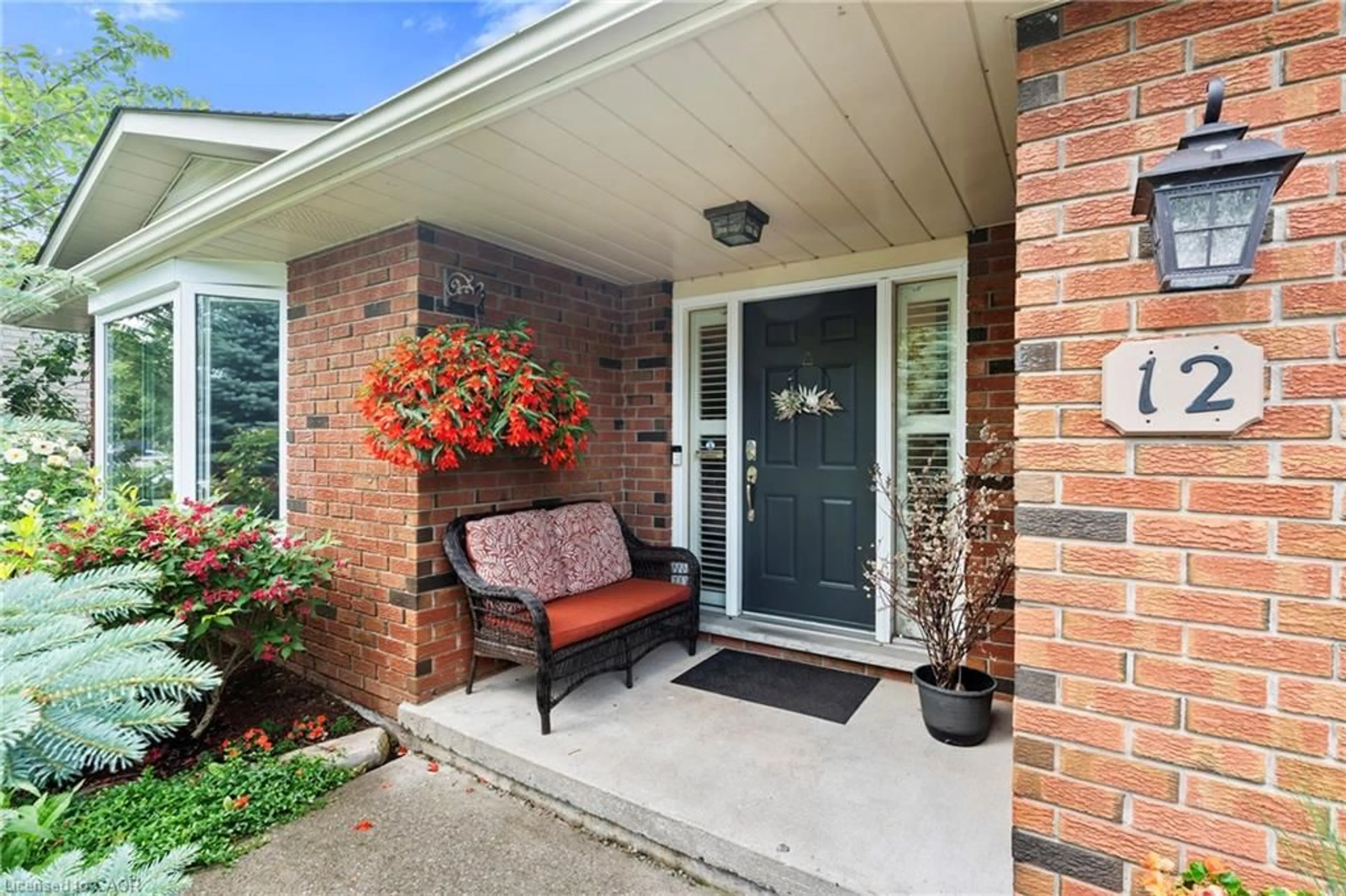 Indoor entryway for 12 Stonebridge Gate, St. Catharines Ontario L2S 3N1