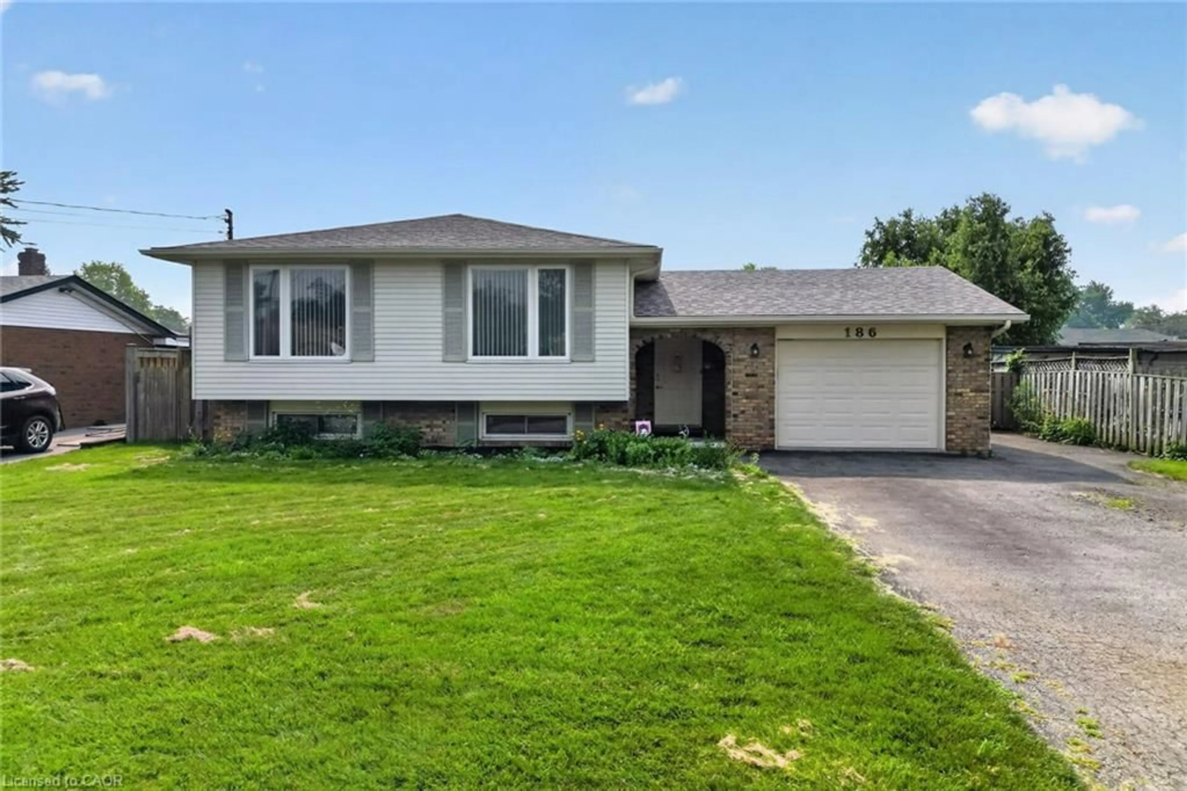 Home with vinyl exterior material, street for 186 Glenmor Dr, Caledonia Ontario N3W 1K3