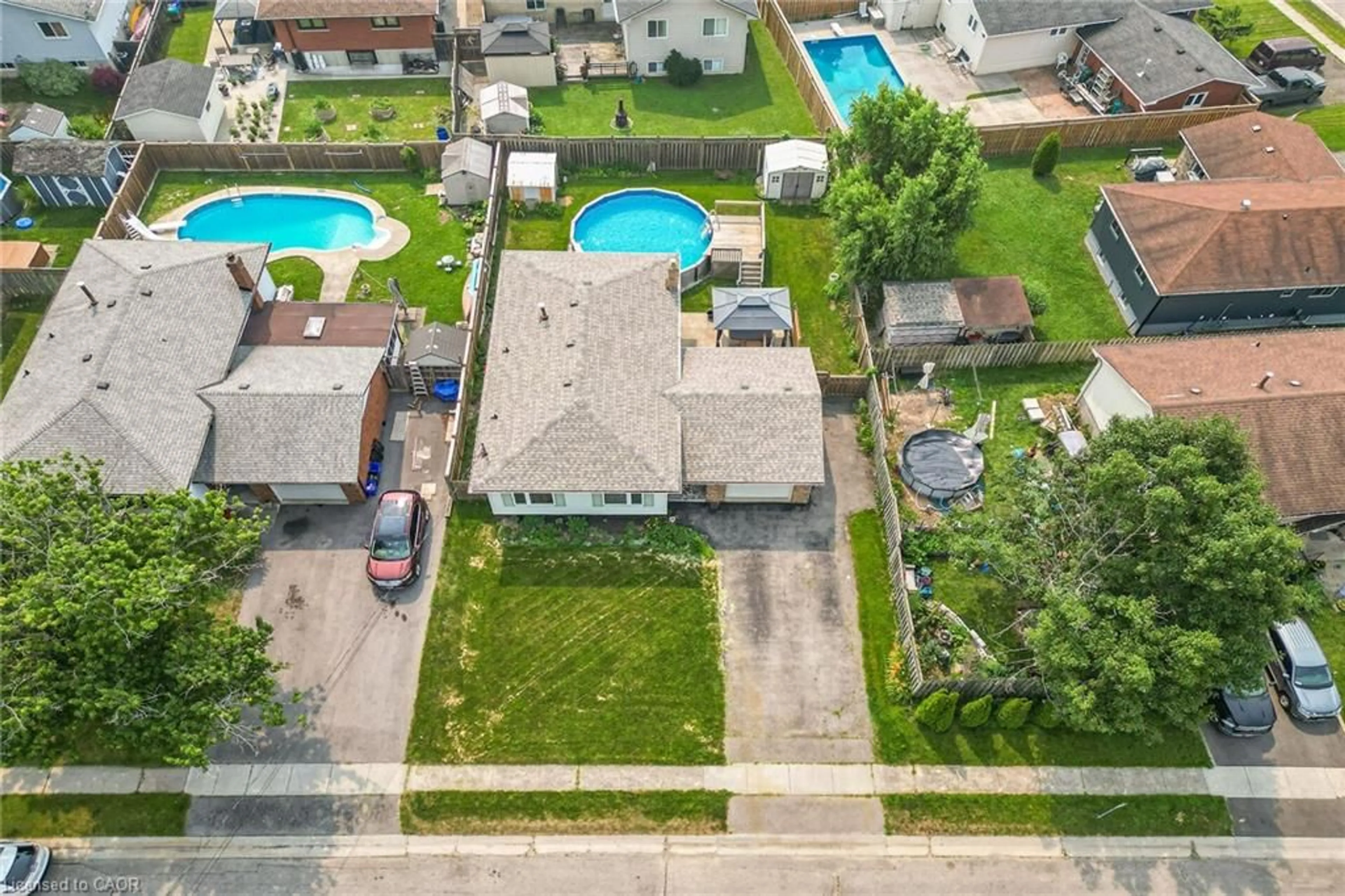 A pic from outside/outdoor area/front of a property/back of a property/a pic from drone, street for 186 Glenmor Dr, Caledonia Ontario N3W 1K3