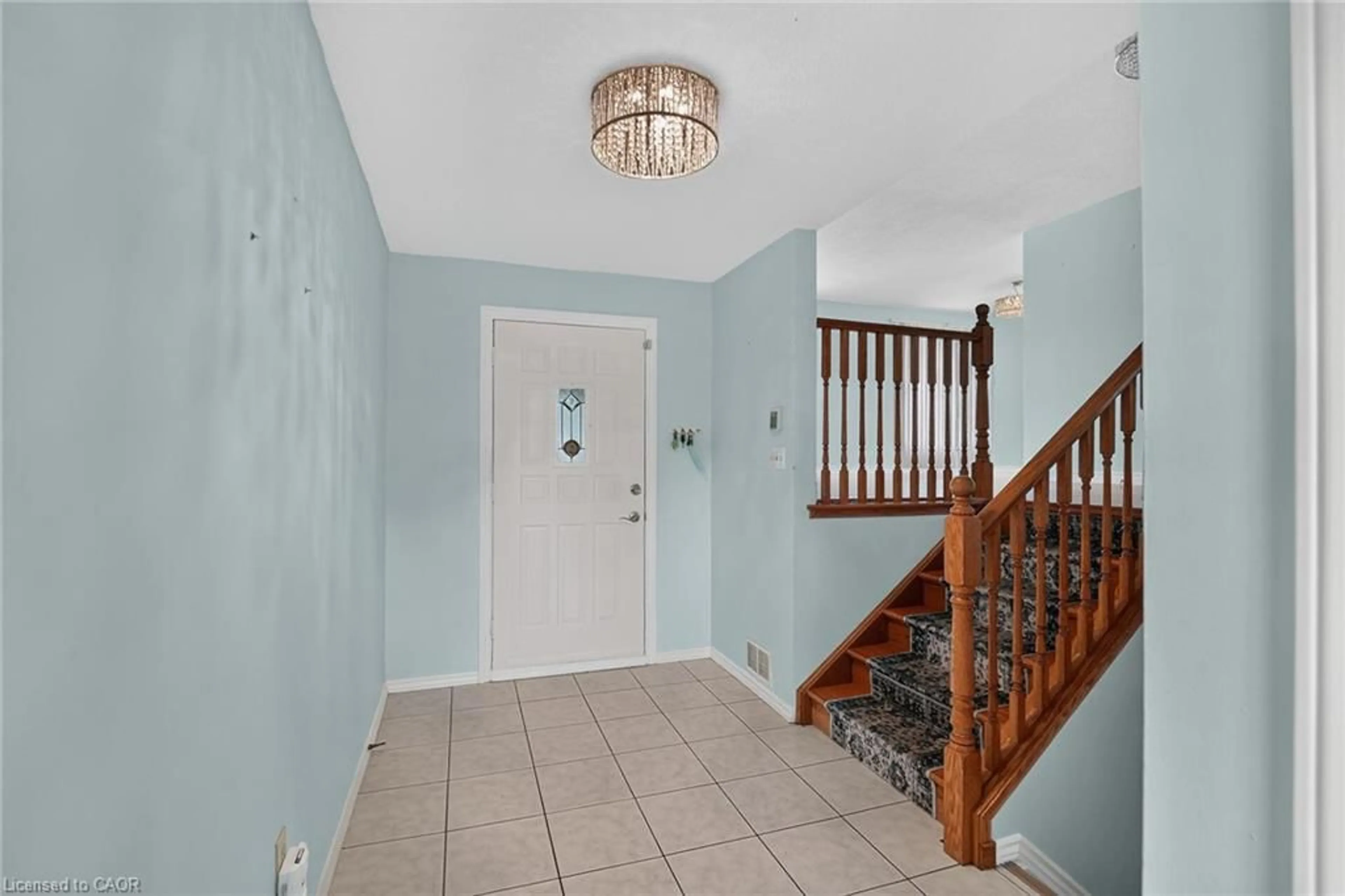 Indoor foyer for 186 Glenmor Dr, Caledonia Ontario N3W 1K3