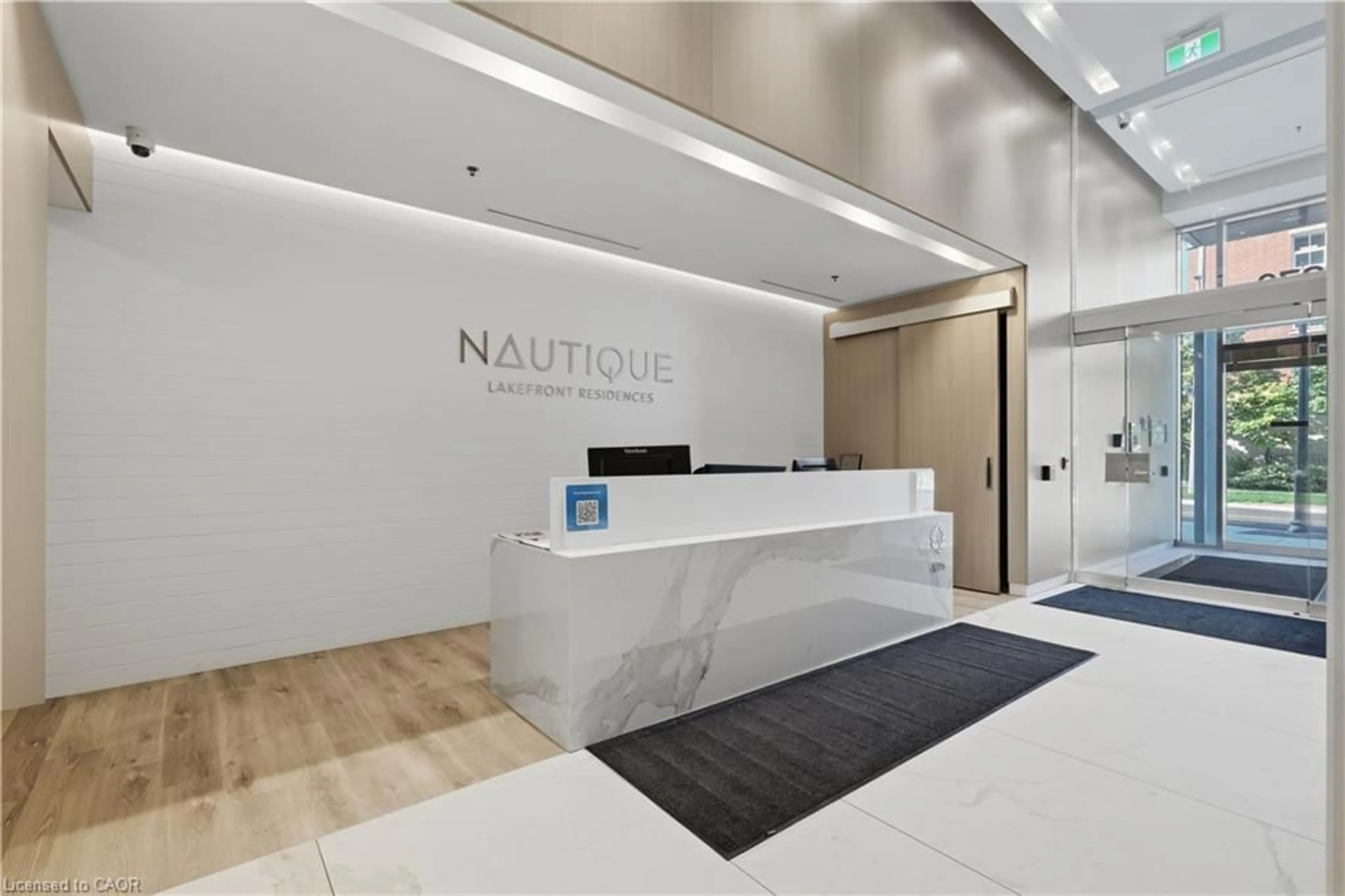 Indoor foyer for 370 Martha St, Burlington Ontario L7R 0G9