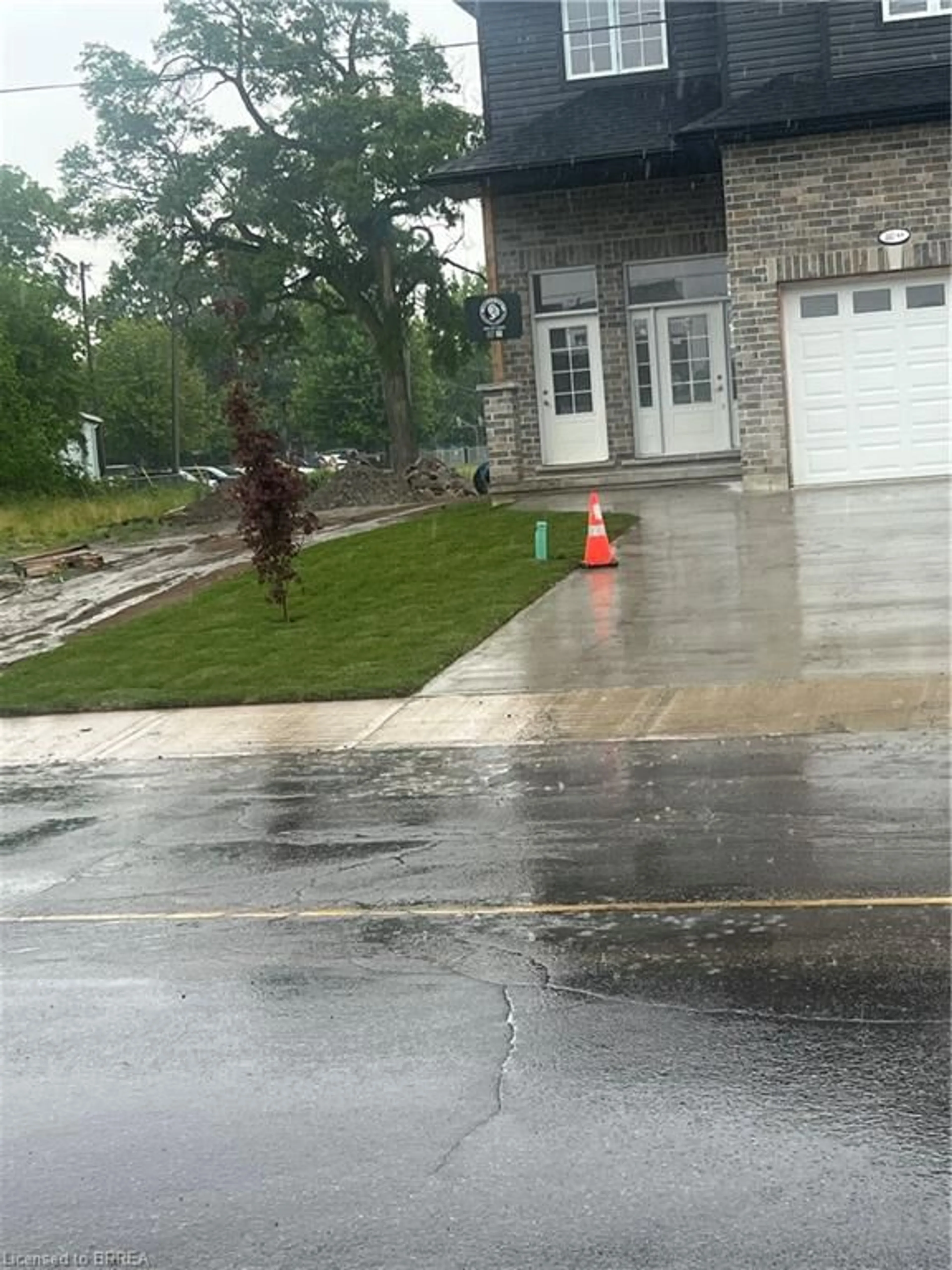 Patio, street for 140 Mary St, Brantford Ontario N3S 3B9