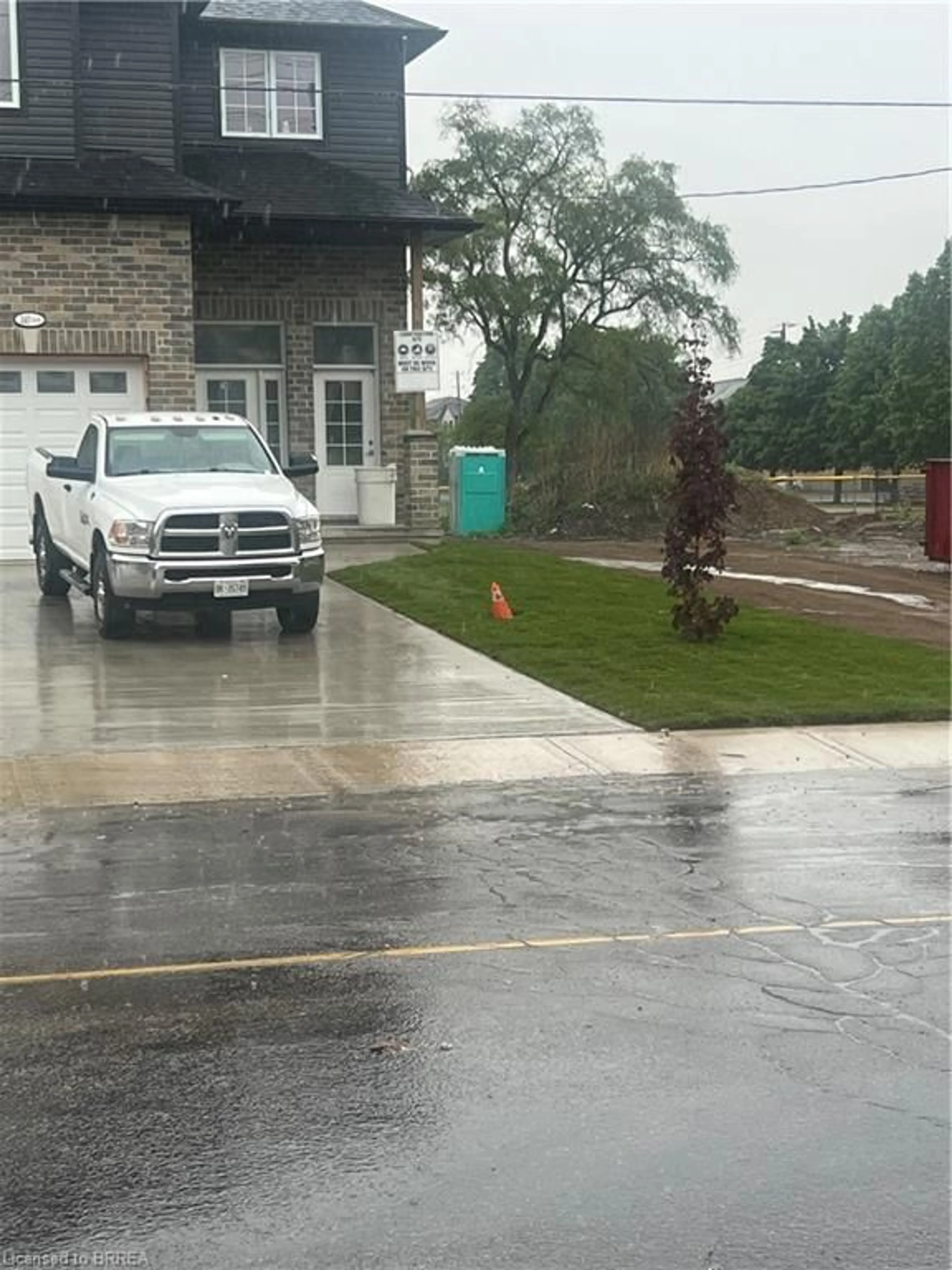Parking for 140 Mary St, Brantford Ontario N3S 3B9