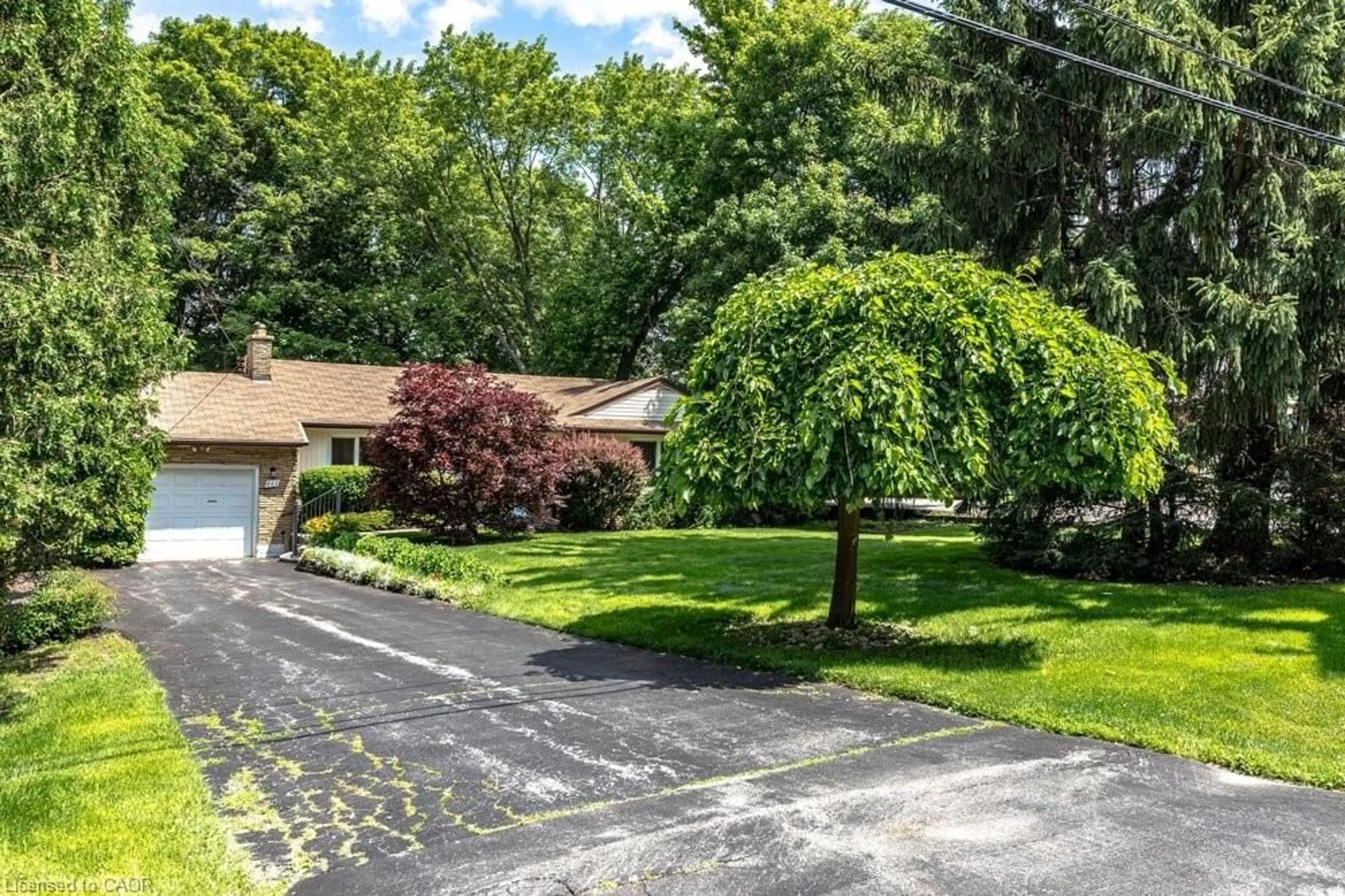 A pic from outside/outdoor area/front of a property/back of a property/a pic from drone, street for 803 Montgomery Dr, Ancaster Ontario L9G 3H6