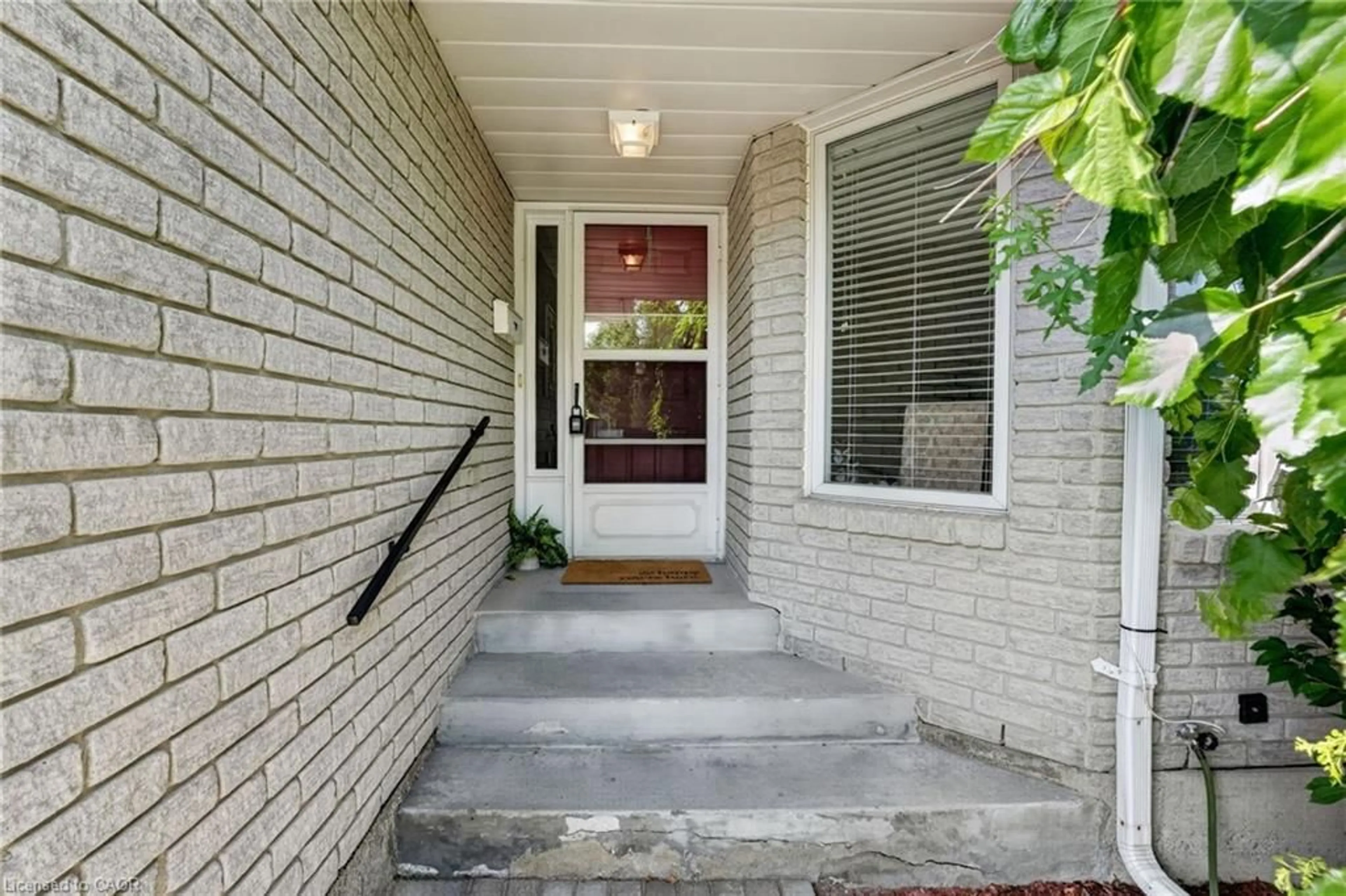 Indoor entryway for 11 Garden Dr, Smithville Ontario L0R 2A0
