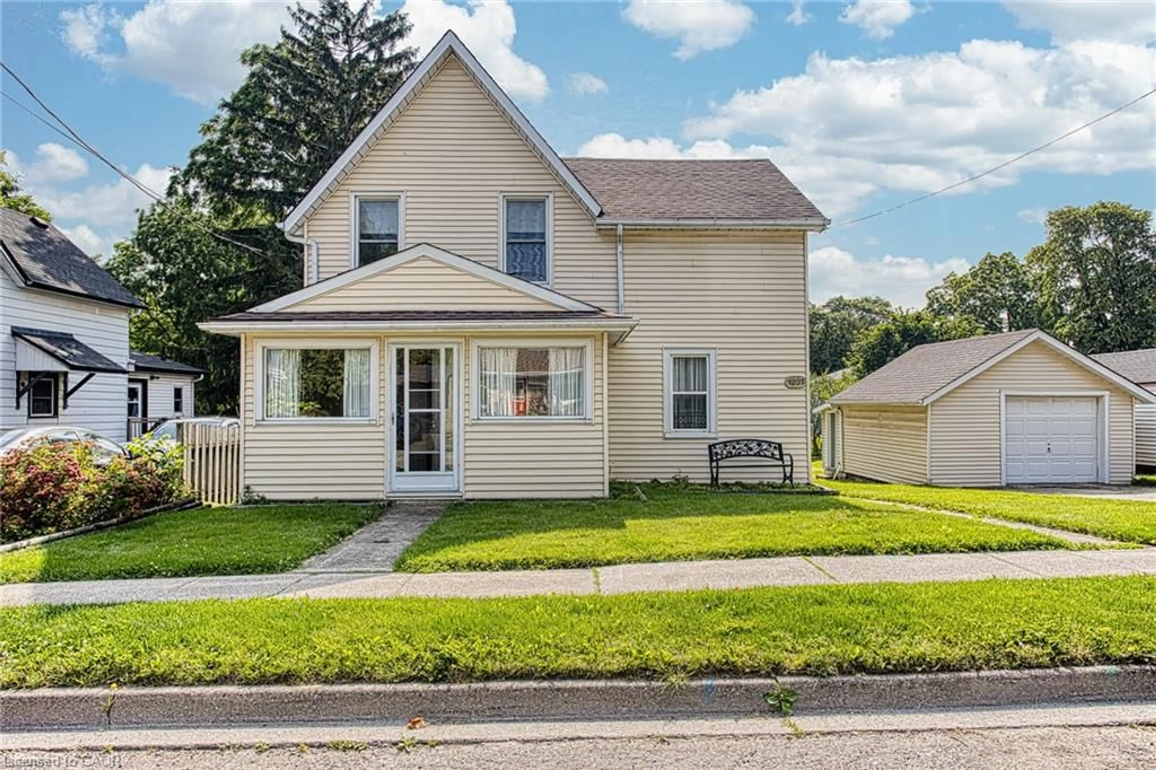 Home with vinyl exterior material, street for 4207 William St, Beamsville Ontario L3J 0K8