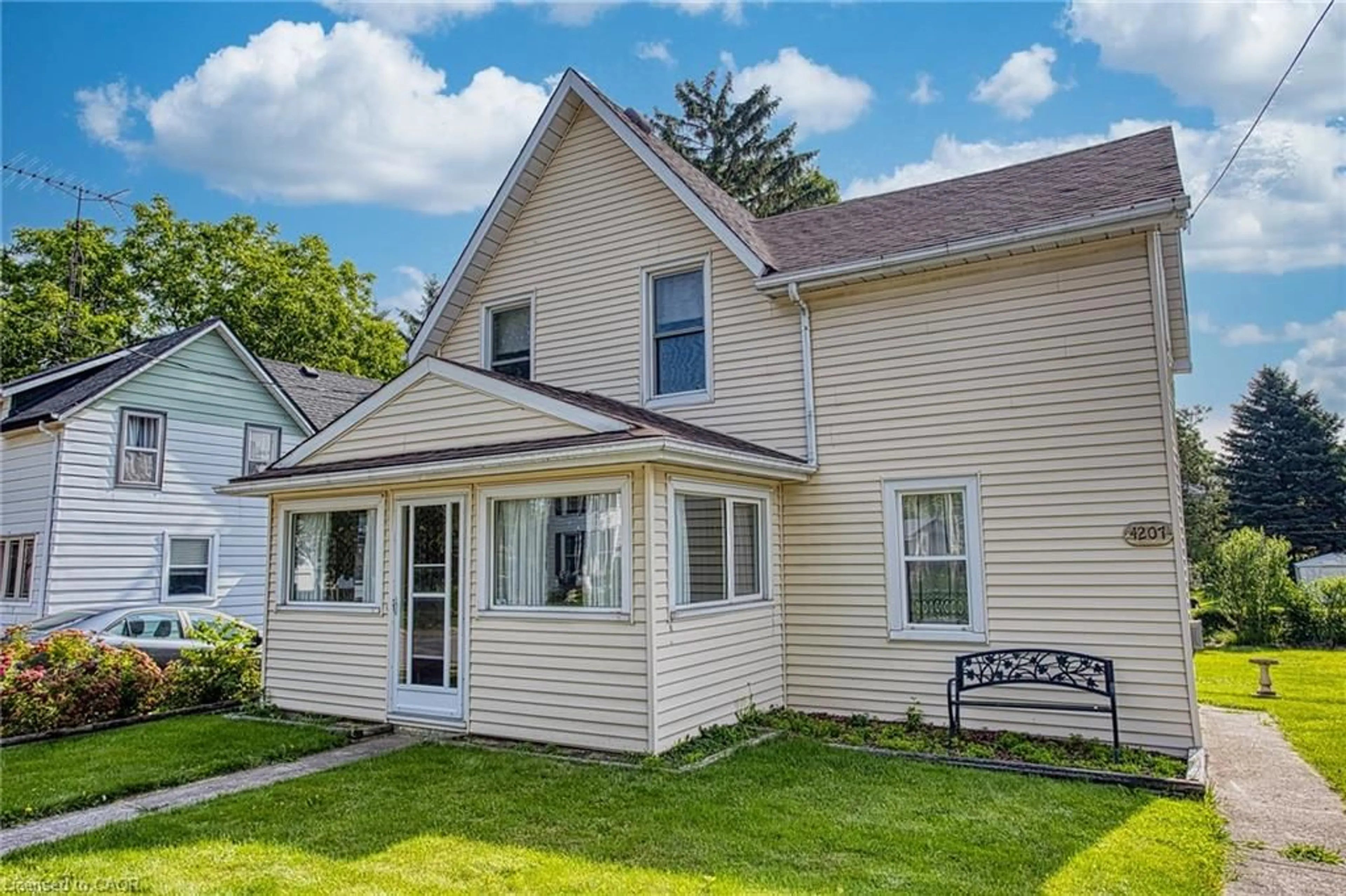 Home with vinyl exterior material, street for 4207 William St, Beamsville Ontario L3J 0K8