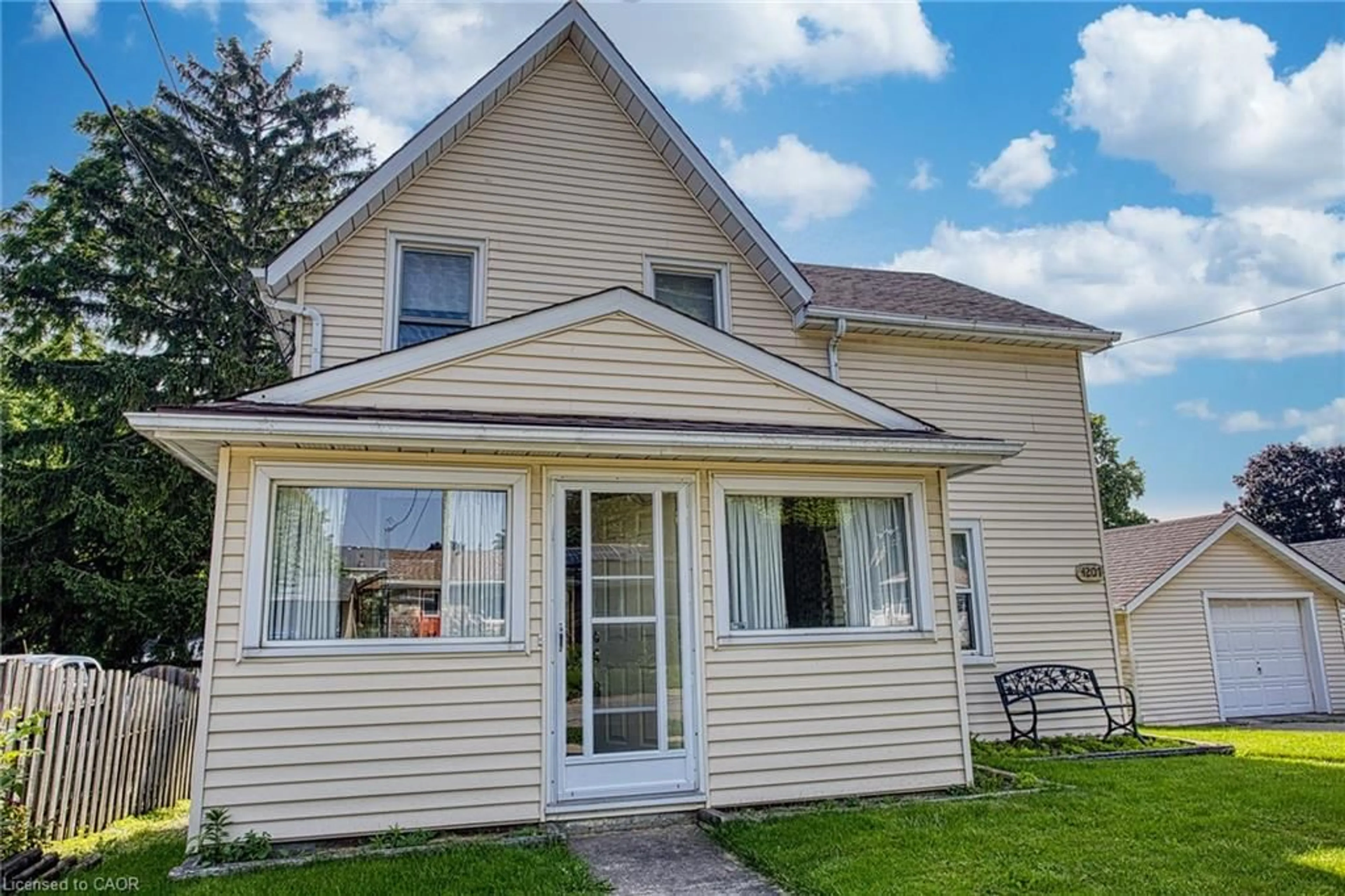 Home with vinyl exterior material, street for 4207 William St, Beamsville Ontario L3J 0K8