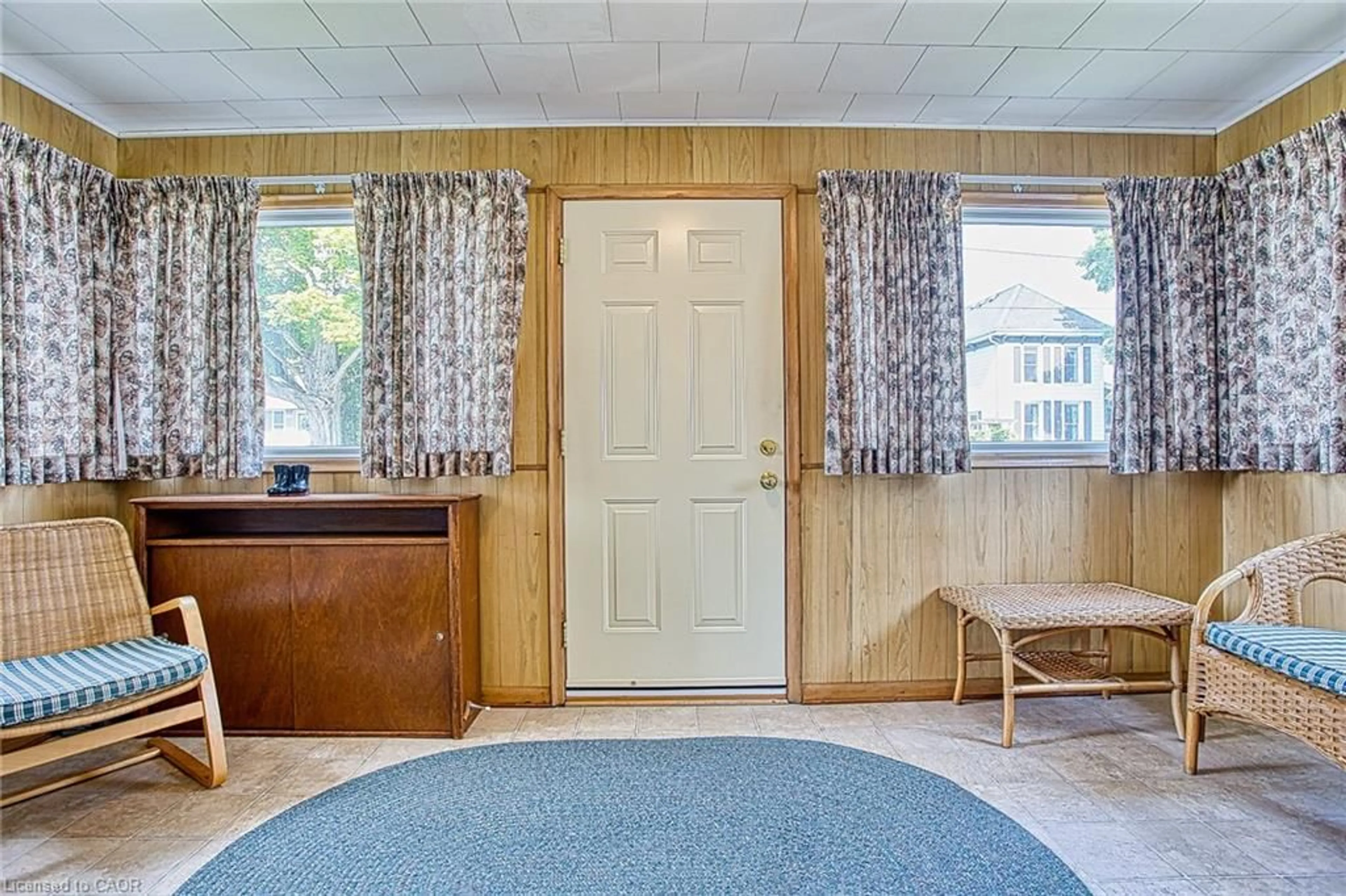 Indoor entryway for 4207 William St, Beamsville Ontario L3J 0K8
