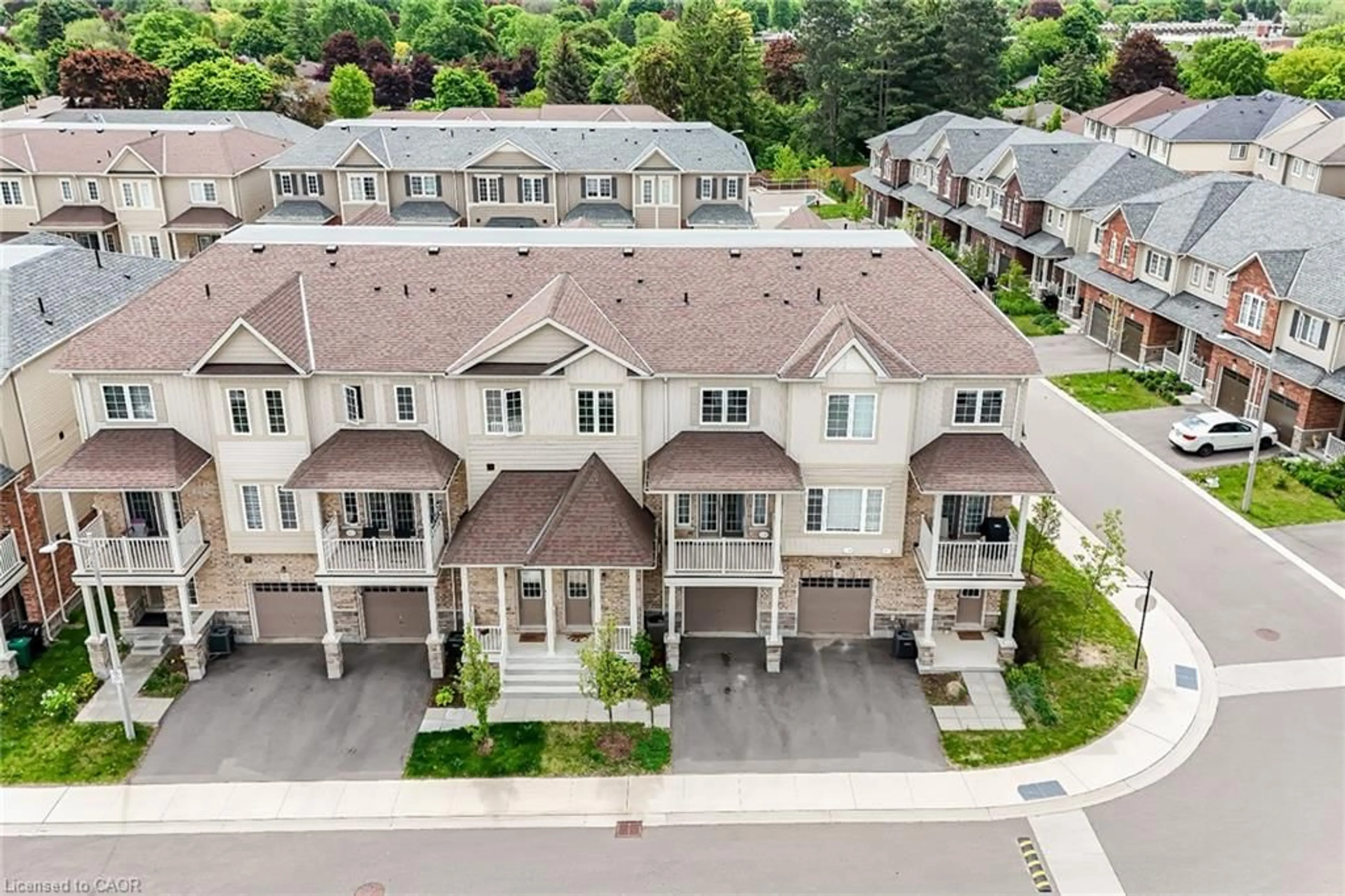 A pic from outside/outdoor area/front of a property/back of a property/a pic from drone, street for 15 Dewberry Dr, Kitchener Ontario N2B 0A9