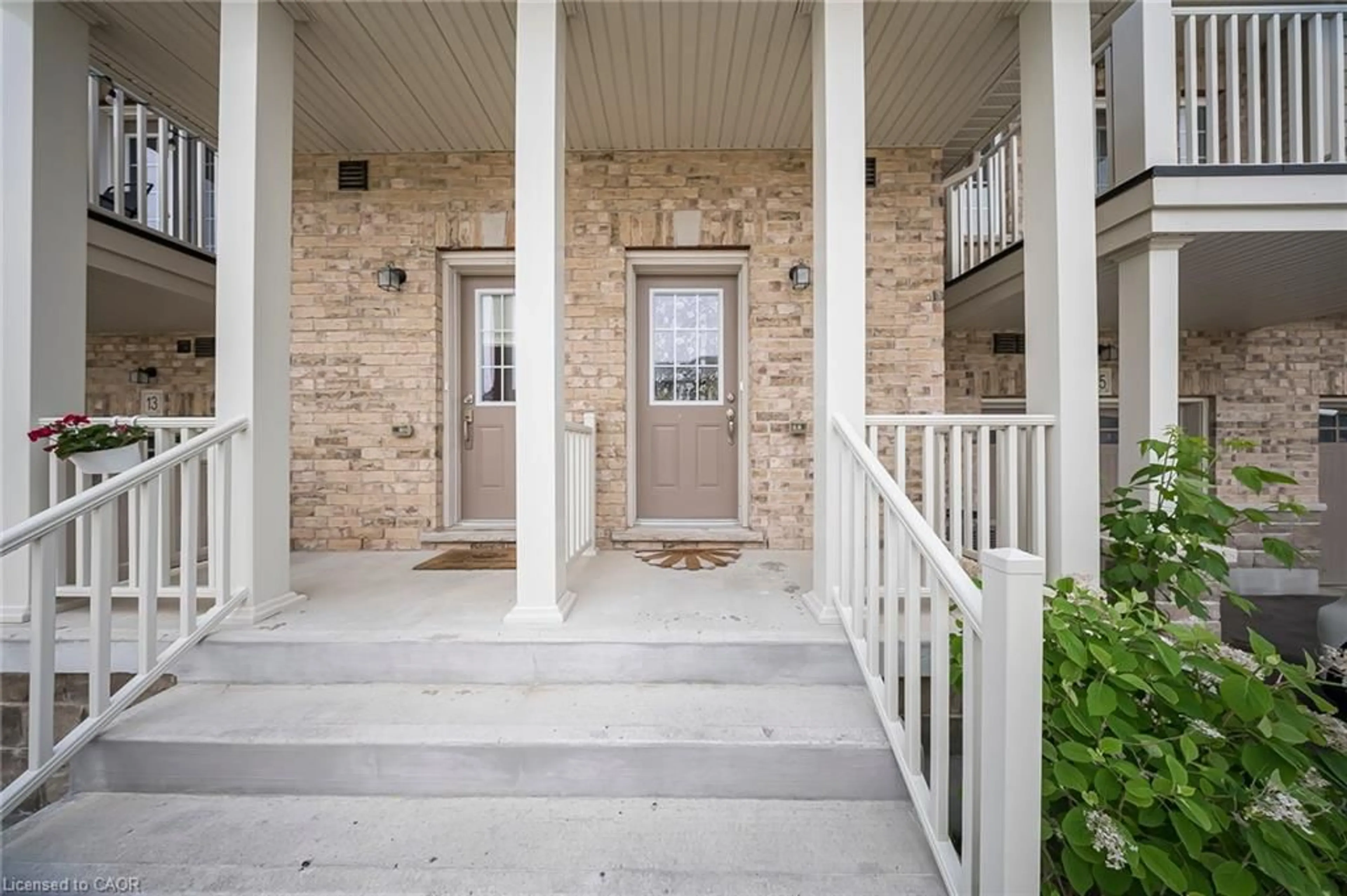 Indoor entryway for 15 Dewberry Dr, Kitchener Ontario N2B 0A9