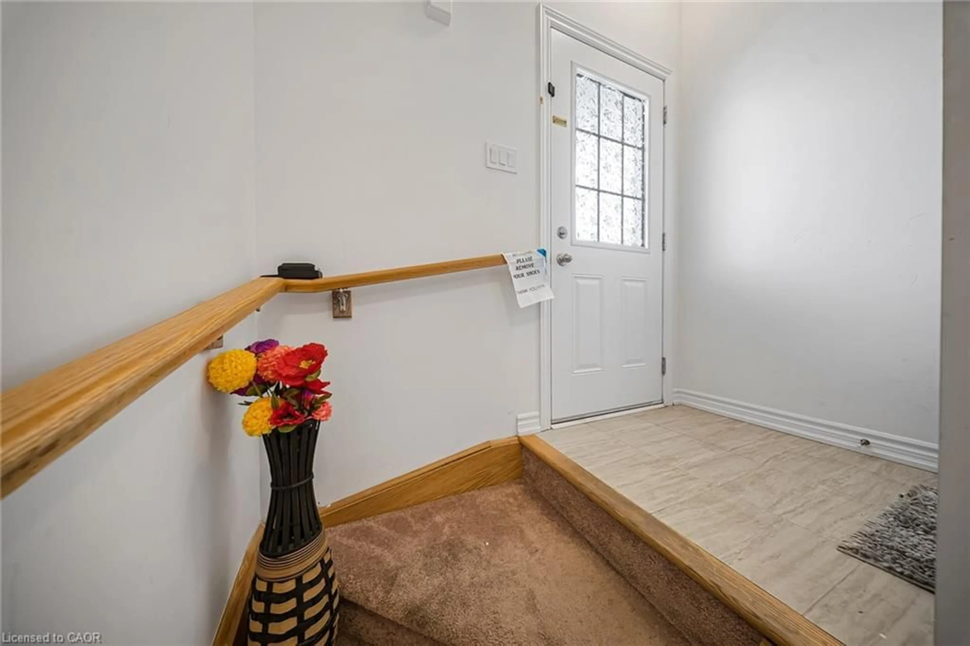 Indoor entryway for 15 Dewberry Dr, Kitchener Ontario N2B 0A9