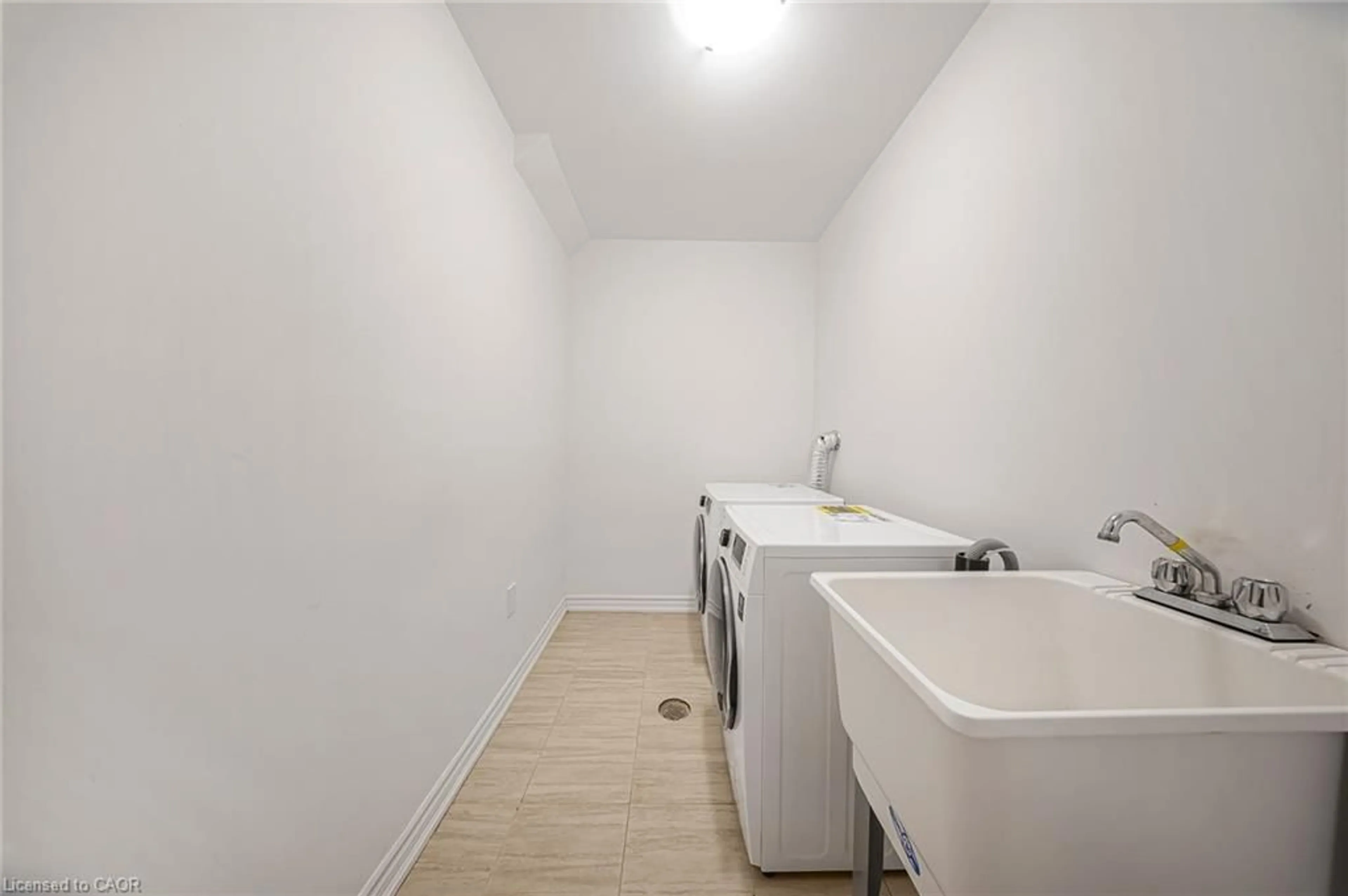 Laundry room for 15 Dewberry Dr, Kitchener Ontario N2B 0A9