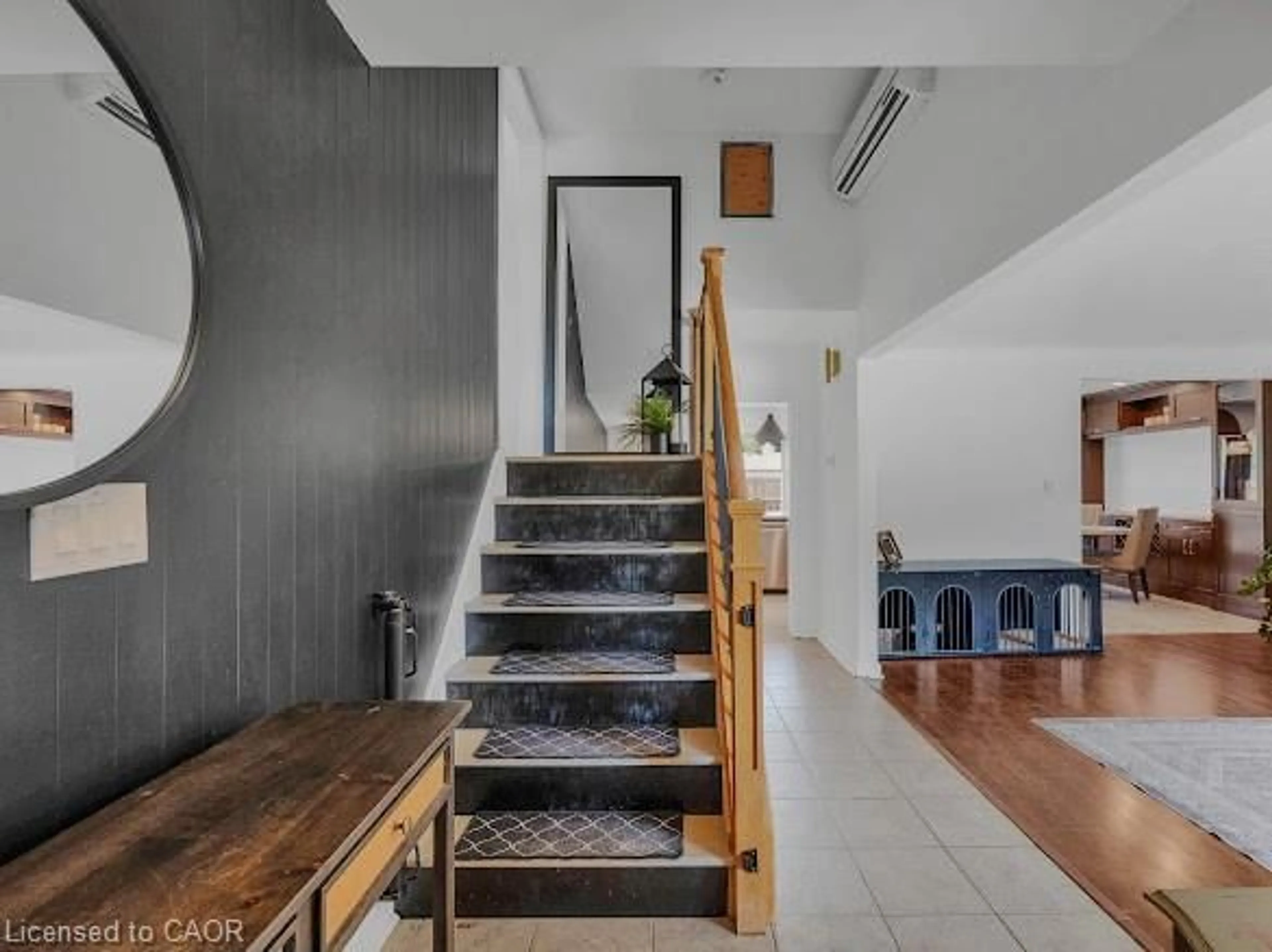 Indoor foyer for 16 Woodmount Dr, St. Catharines Ontario L2T 2X9