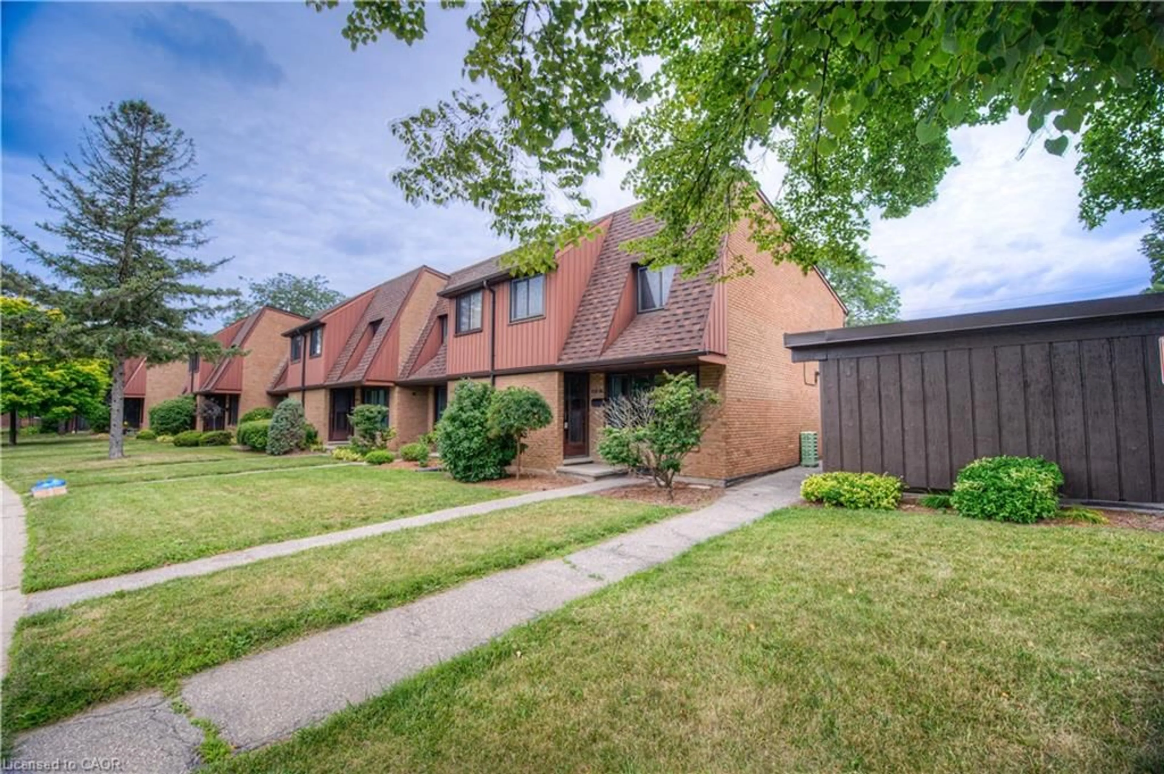 Home with brick exterior material, street for 112 Kingswood Dr #21, Kitchener Ontario N2E 1S9