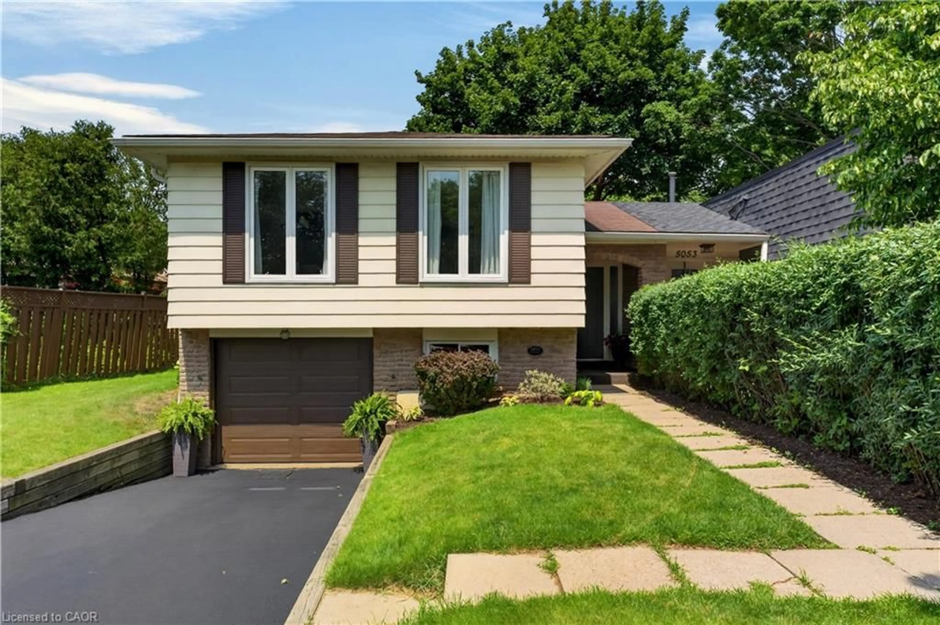 Home with vinyl exterior material, street for 5051 Brady Ave, Burlington Ontario L7L 3X5