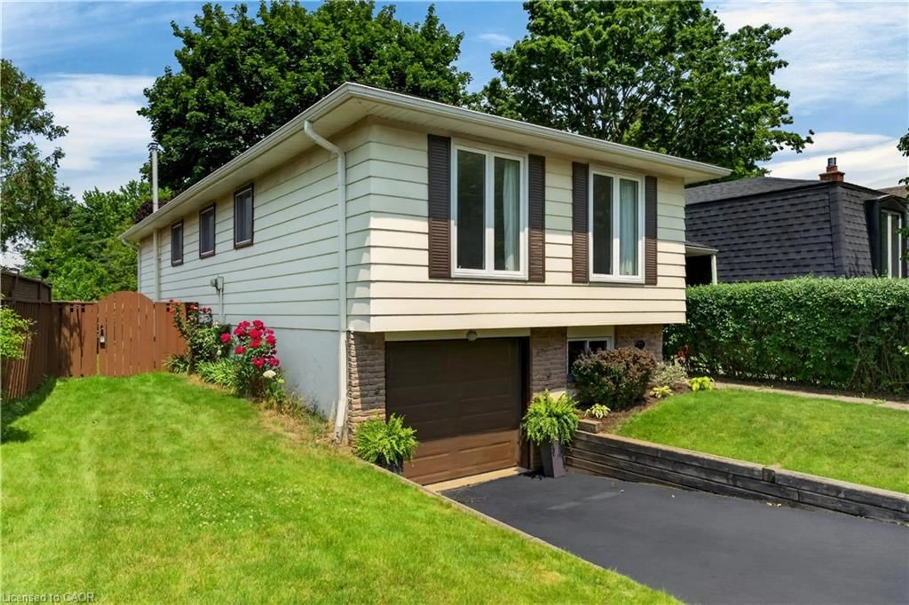 Home with vinyl exterior material, street for 5051 Brady Ave, Burlington Ontario L7L 3X5