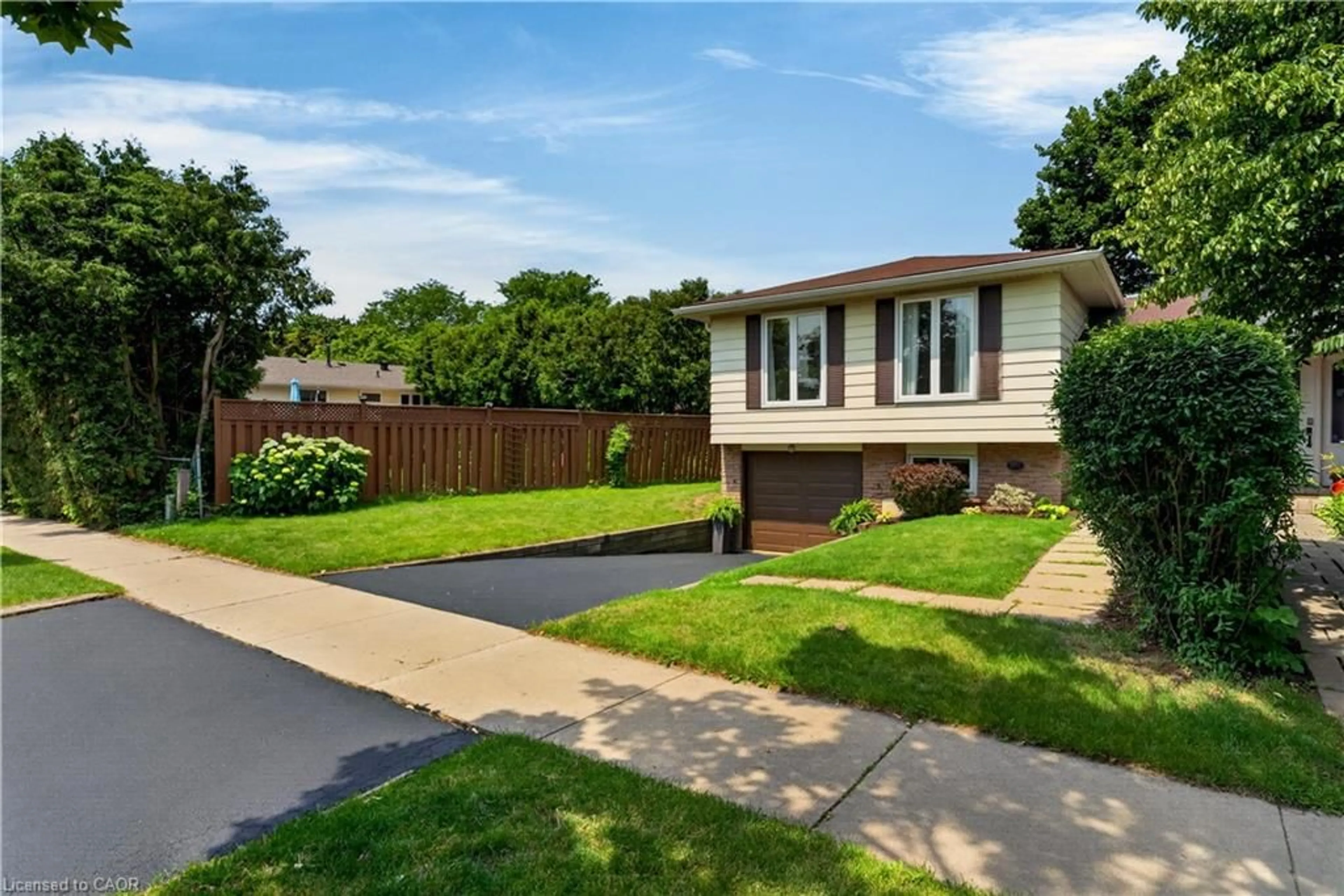 Home with vinyl exterior material, street for 5051 Brady Ave, Burlington Ontario L7L 3X5