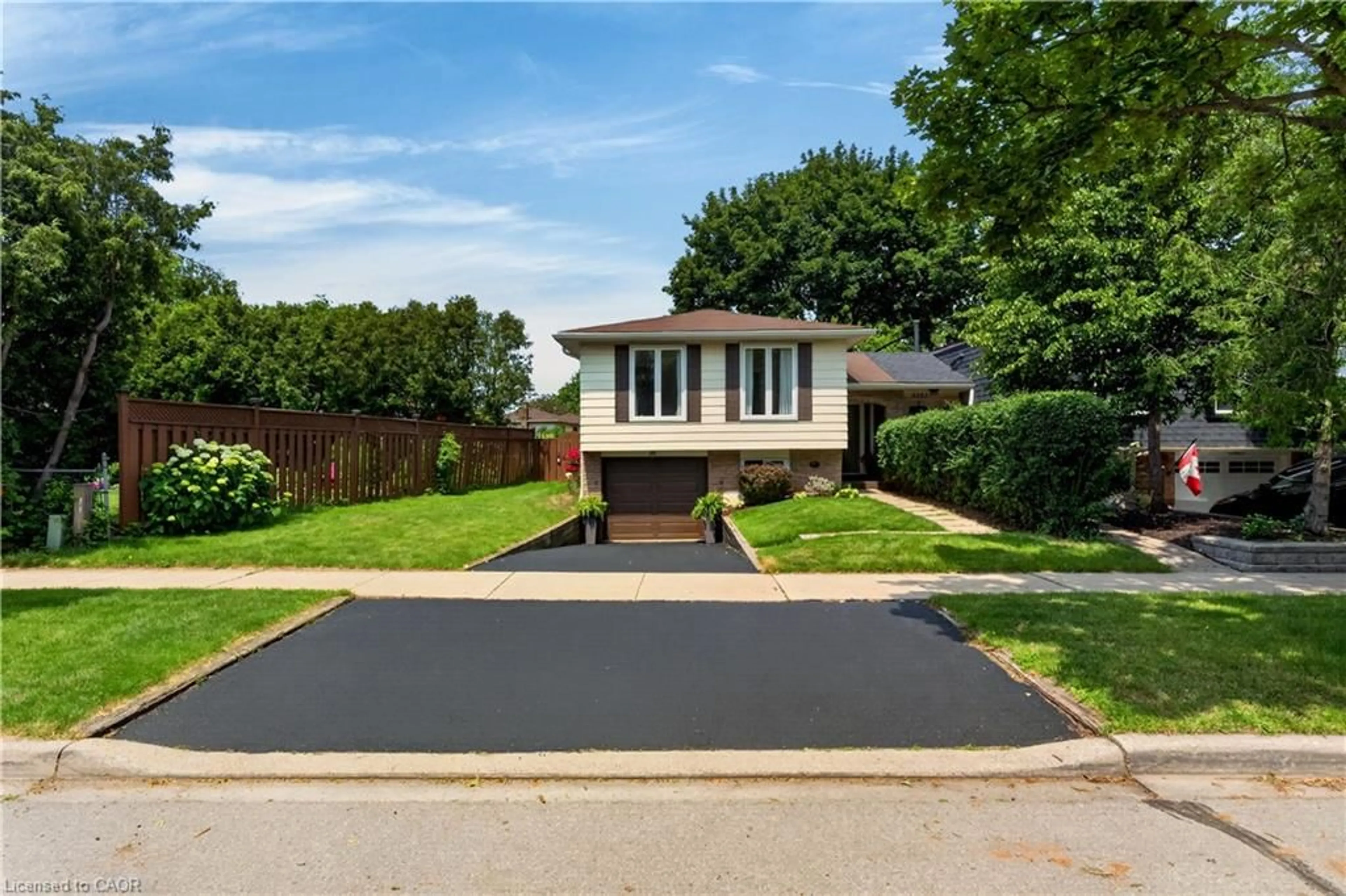 Home with vinyl exterior material, street for 5051 Brady Ave, Burlington Ontario L7L 3X5
