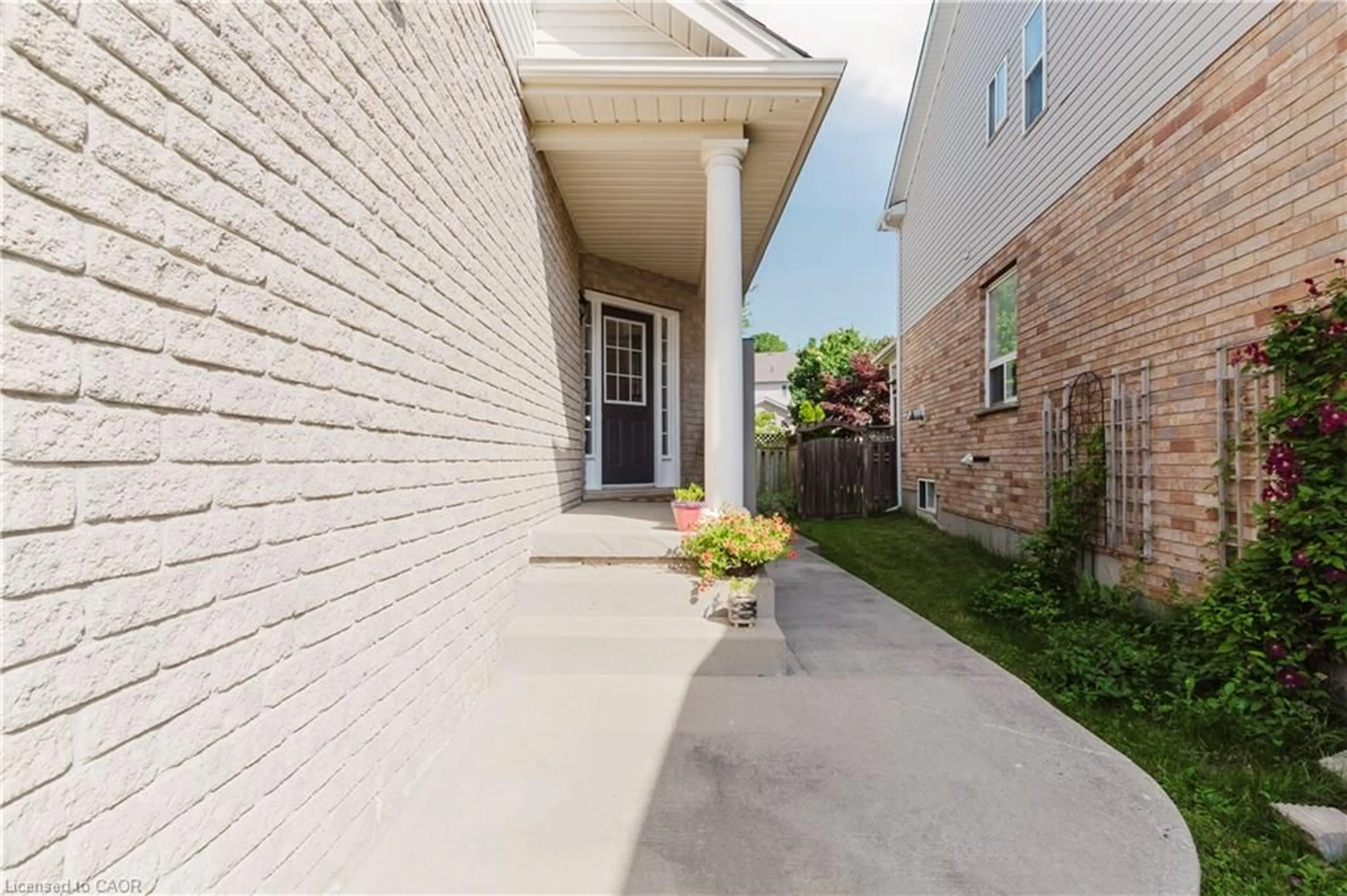 Patio, street for 597 Little Dover Cres, Waterloo Ontario N2K 4E5