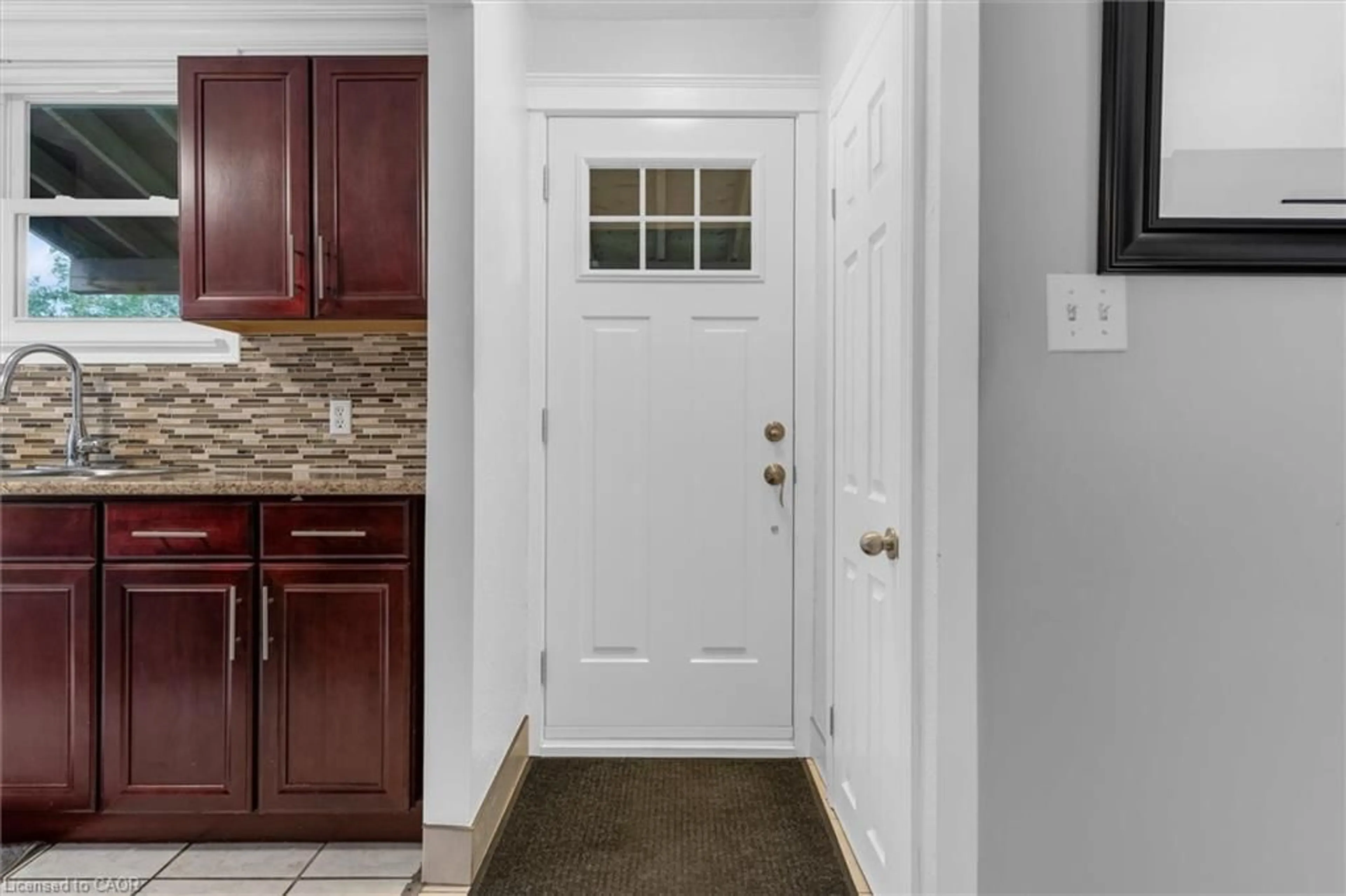 Indoor entryway for 722 Burgess Ave, Hamilton Ontario L8H 6J4