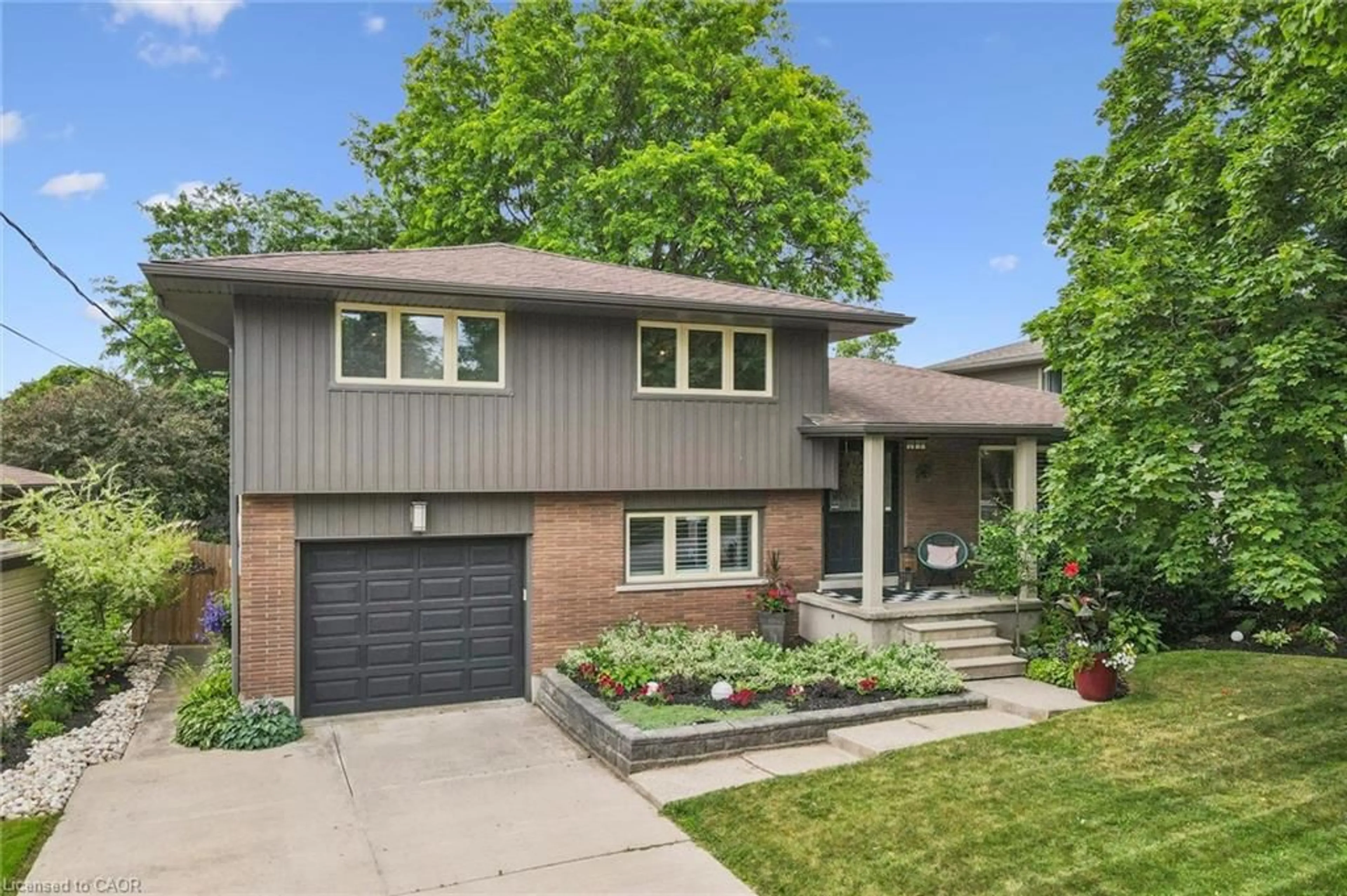 Home with brick exterior material, street for 85 Tanglewood Ave, Kitchener Ontario N2B 1S5