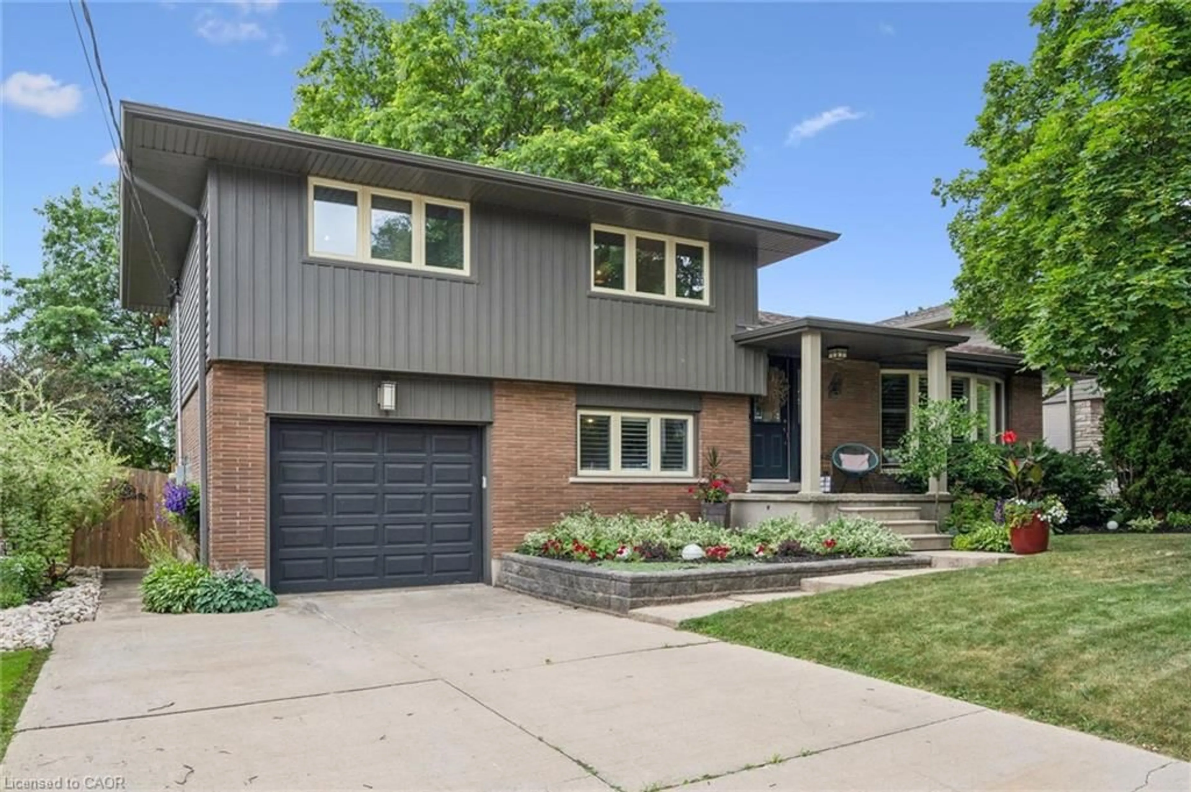 Home with brick exterior material, street for 85 Tanglewood Ave, Kitchener Ontario N2B 1S5