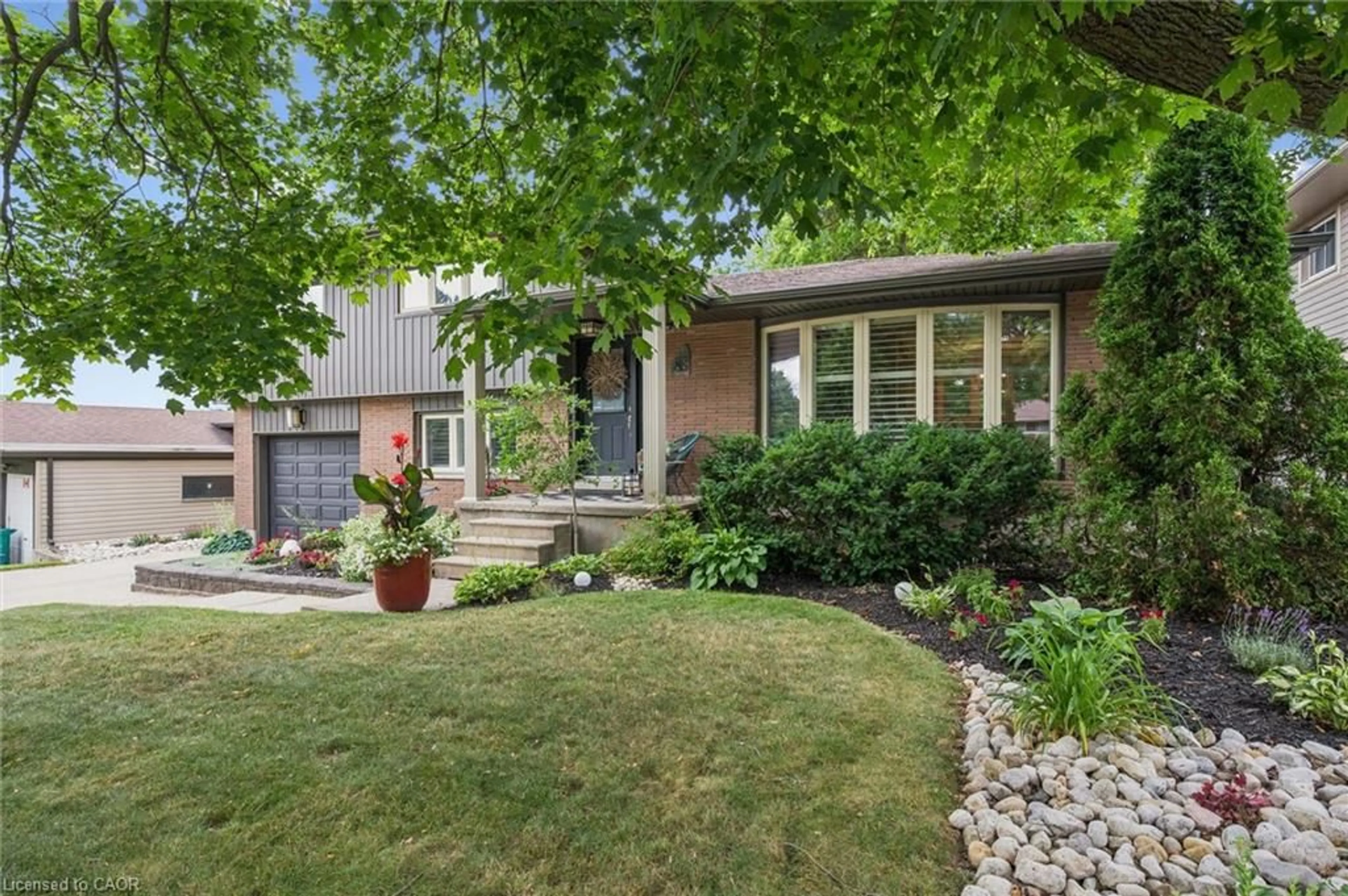 Home with brick exterior material, street for 85 Tanglewood Ave, Kitchener Ontario N2B 1S5