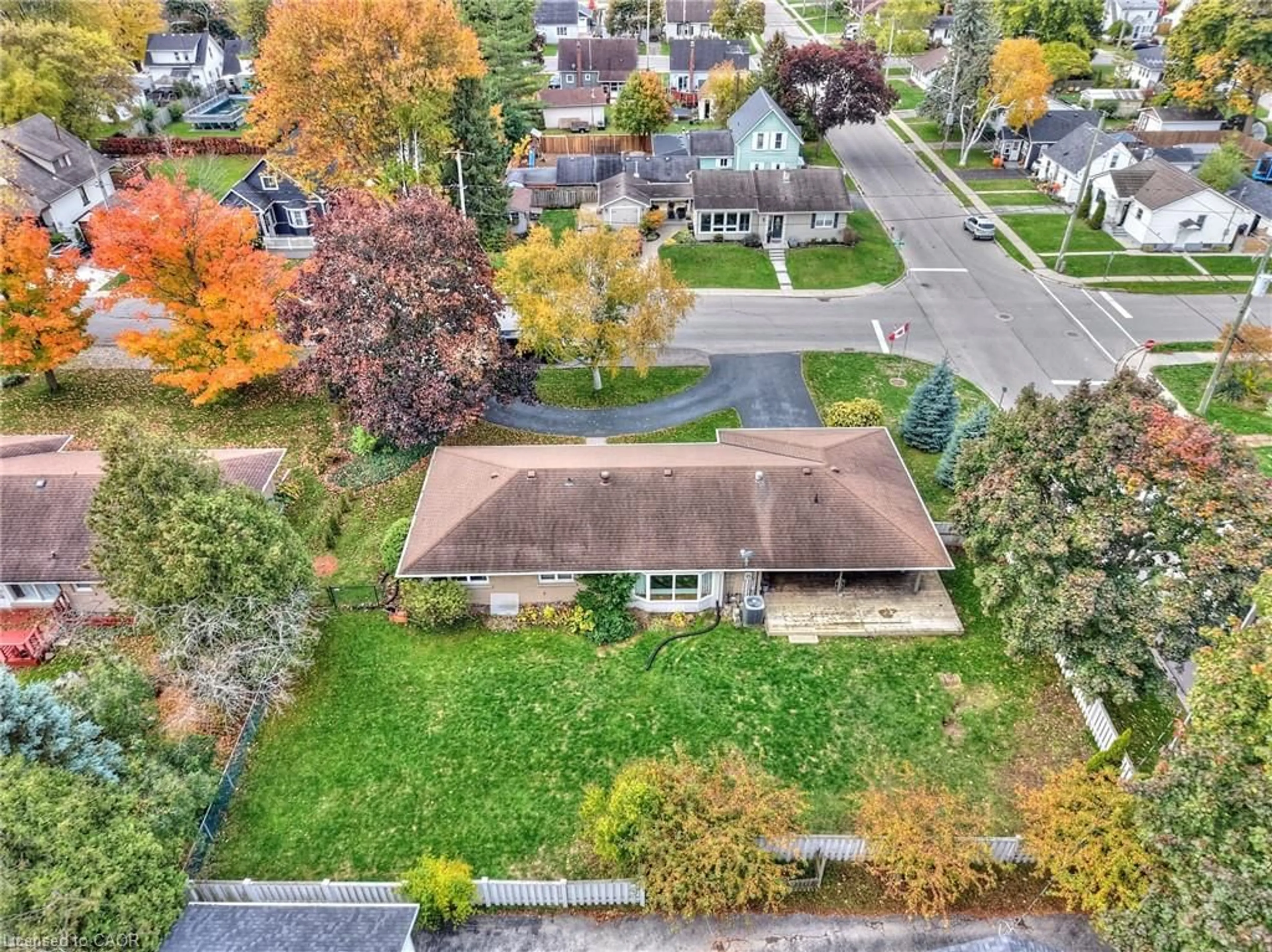 A pic from outside/outdoor area/front of a property/back of a property/a pic from drone, street for 123 Fairview Ave, Dunnville Ontario N1A 1M2