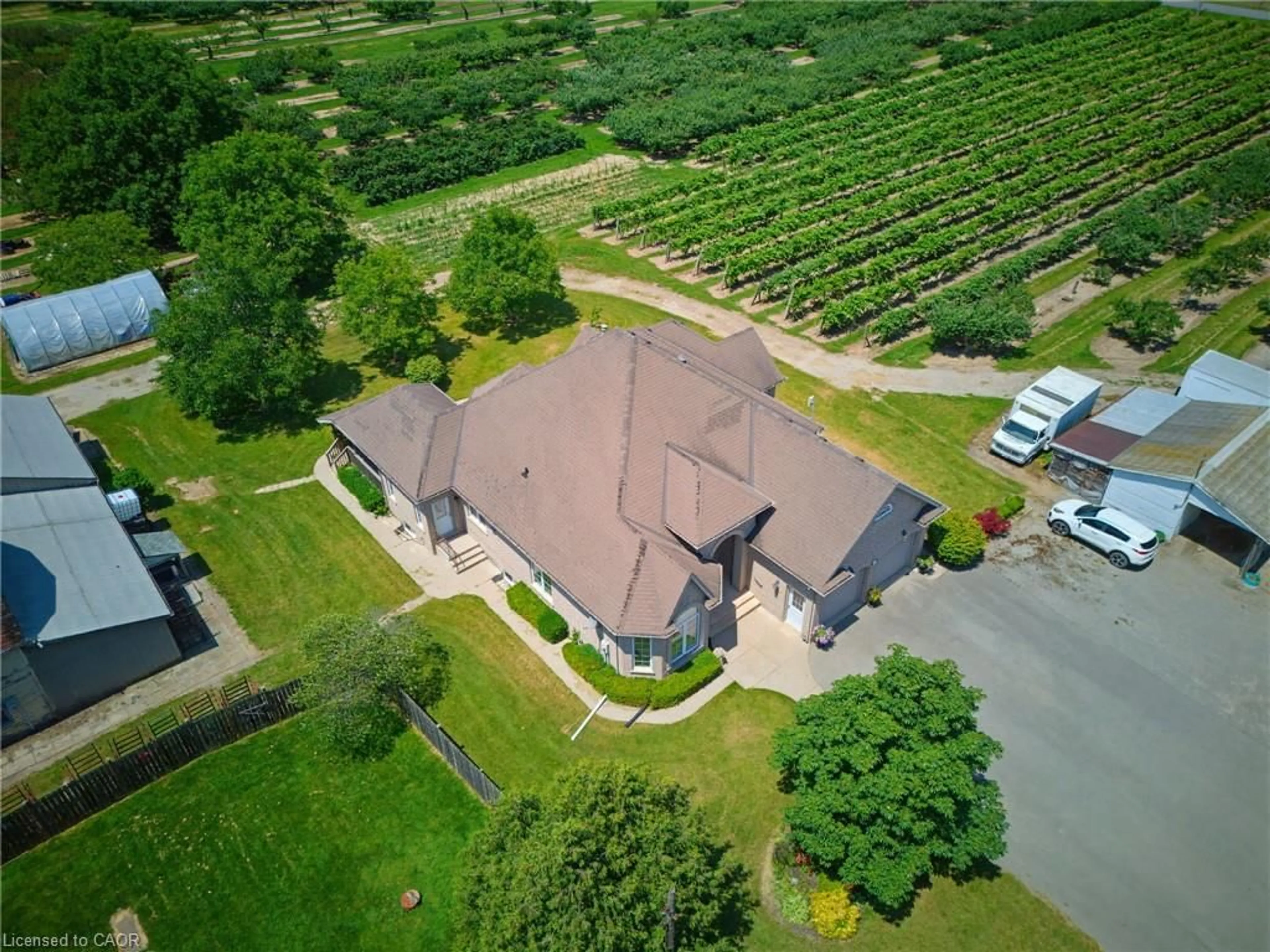 A pic from outside/outdoor area/front of a property/back of a property/a pic from drone, unknown for 4188 Victoria Ave, Vineland Station Ontario L0R 2E0