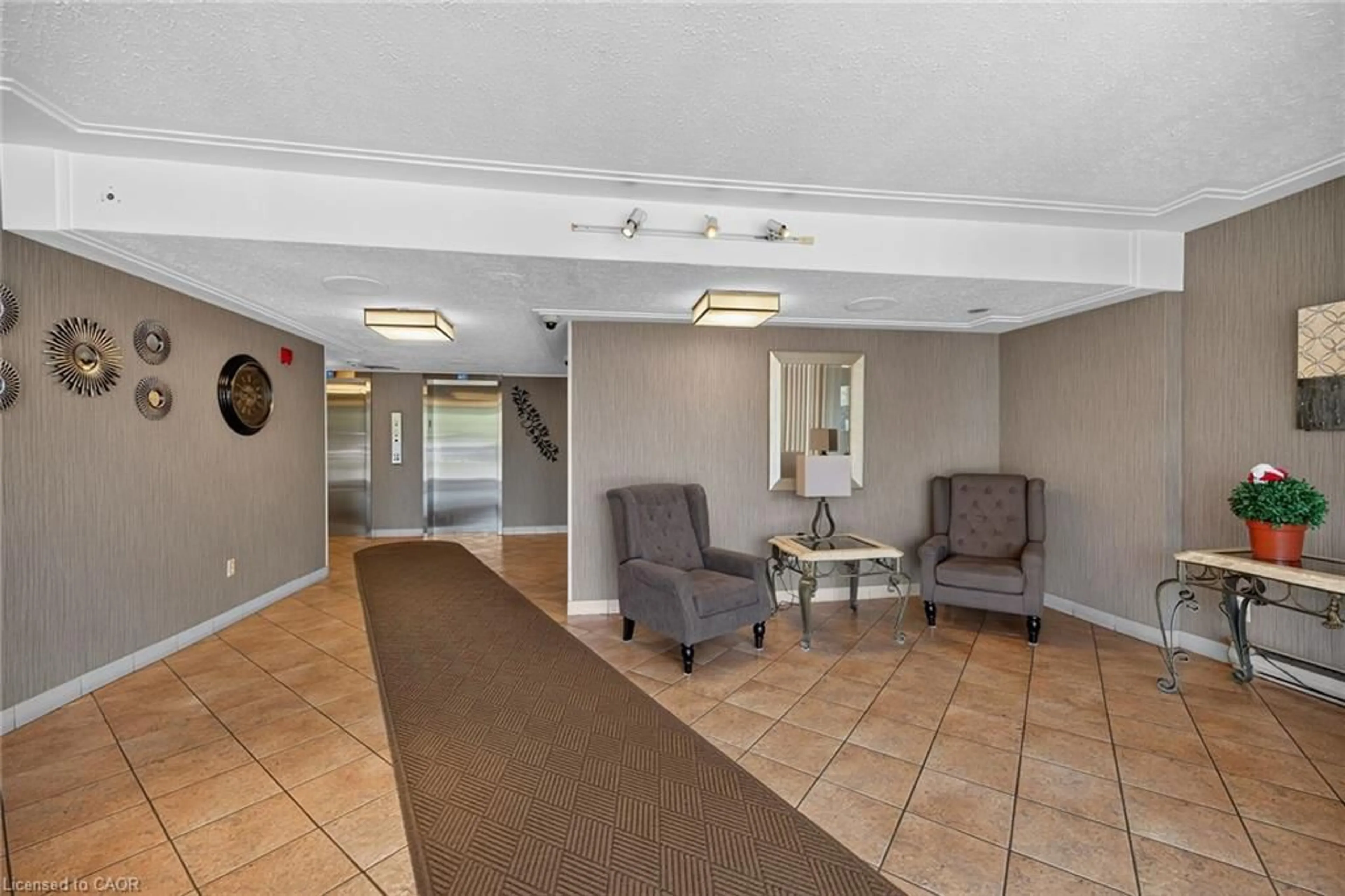 Indoor foyer for 40 Harrisford St #103, Hamilton Ontario L8K 6N1